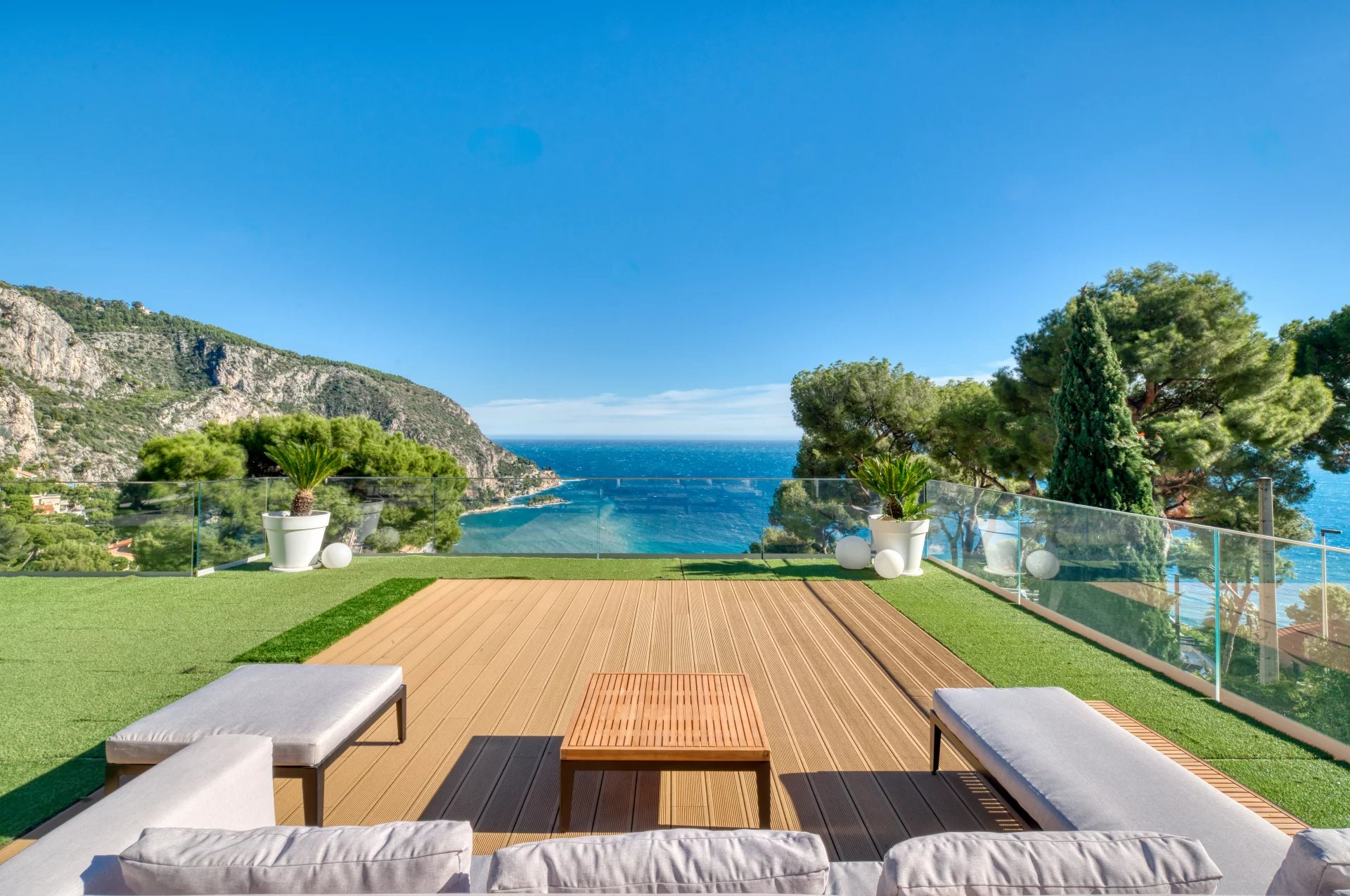 Éze Bord de mer  - Villa 220 m2, terrain 800 m2, piscine, garage