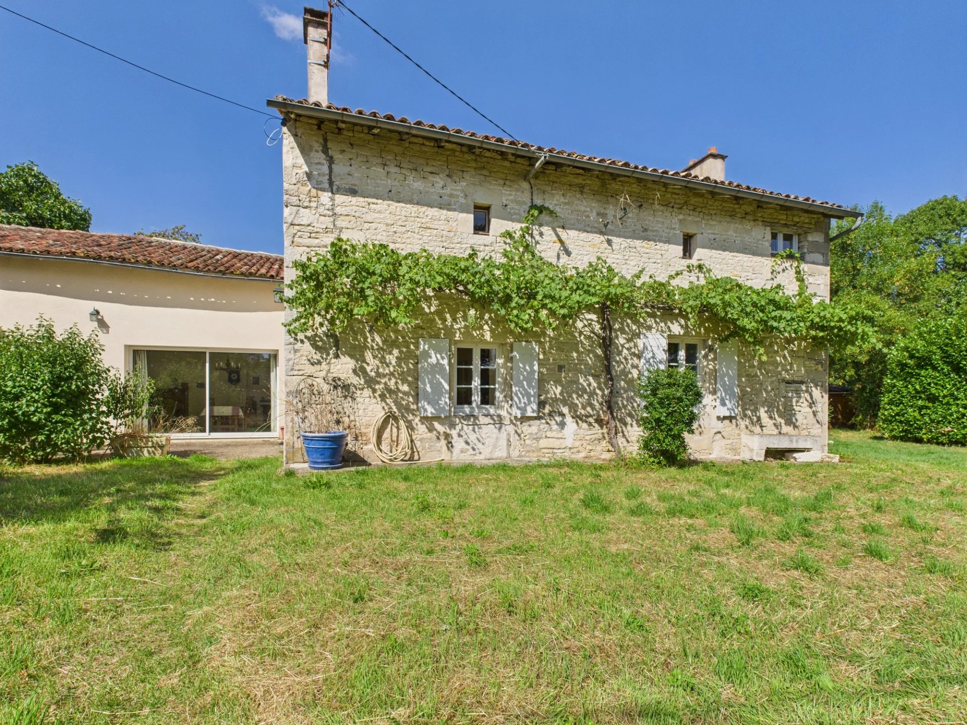 Charmante maison en pierre économe en énergie avec piscine dans un hameau rural