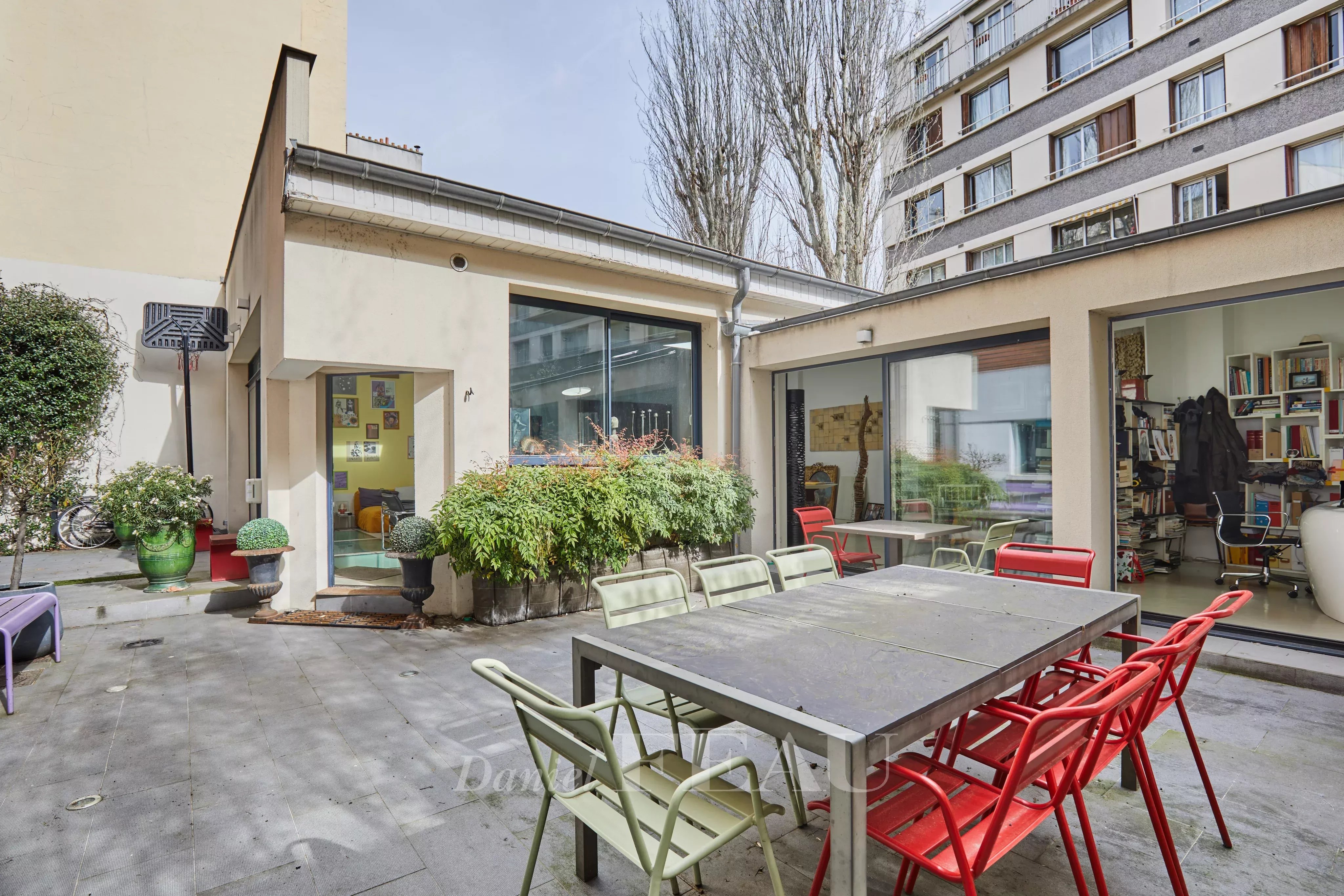 Boulogne – A family property with a landscaped courtyard