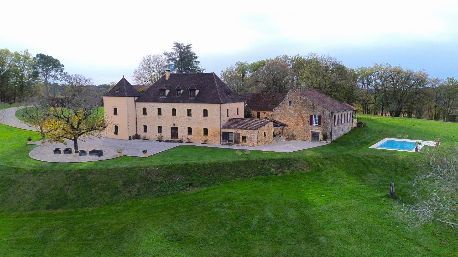 Propriété d’Exception – Domaine Privé de 27 Hectares en Position Dominante – Périgord Noir
