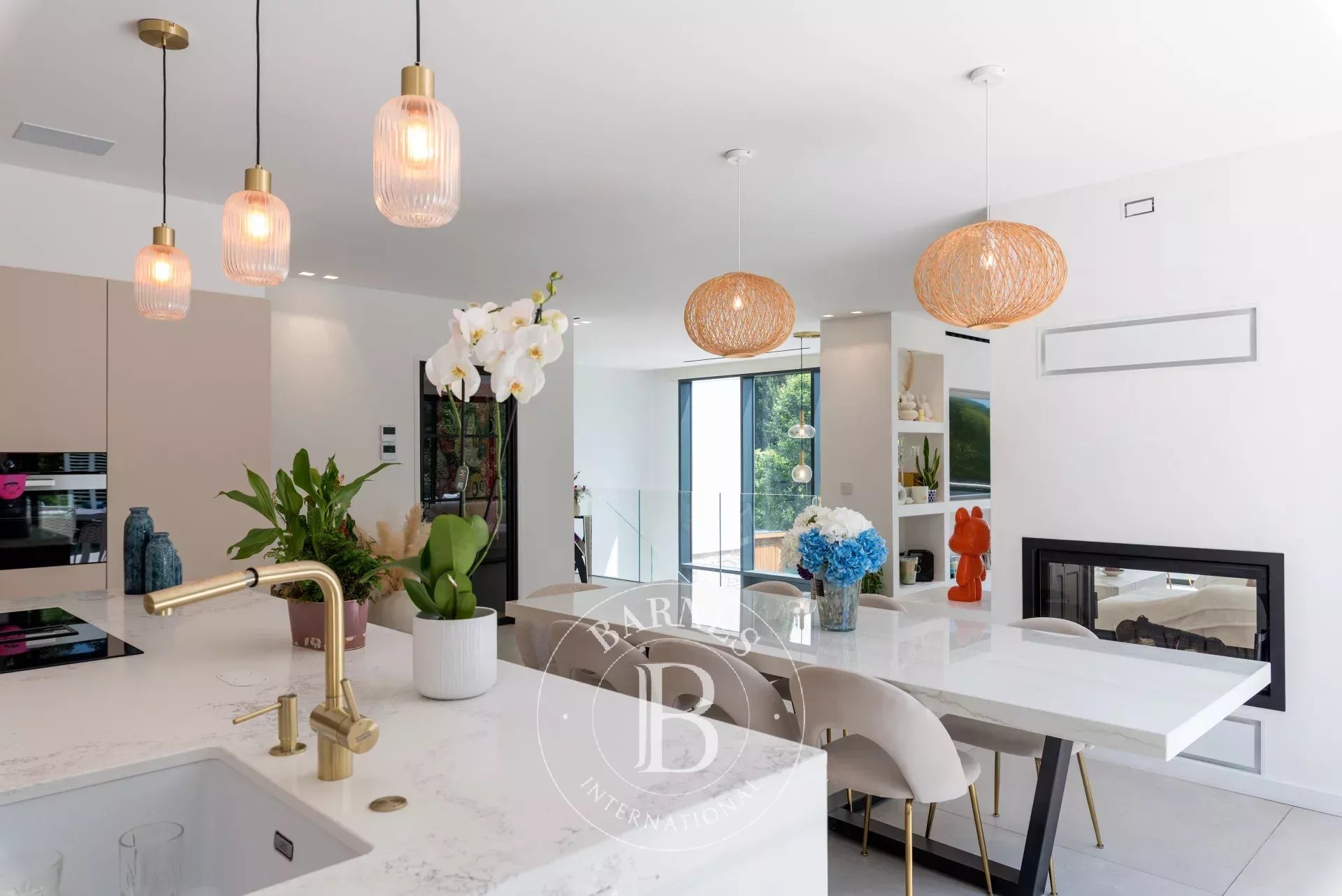 Stunning Contemporary Home – 5 Bedrooms – Smart Home – Pool – Independent Studio - picture 10