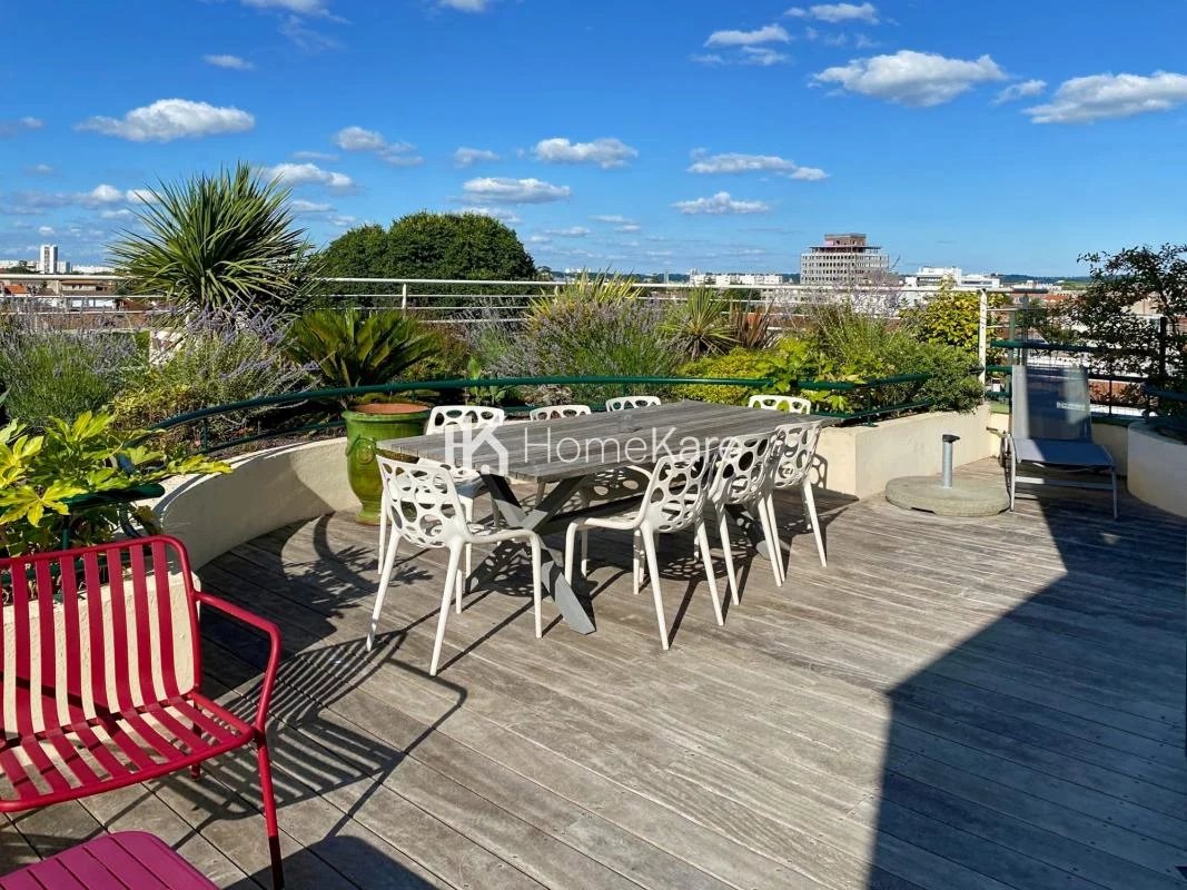 UN DERNIER ETAGE AVEC VUE DEGAGEE SUR BORDEAUX