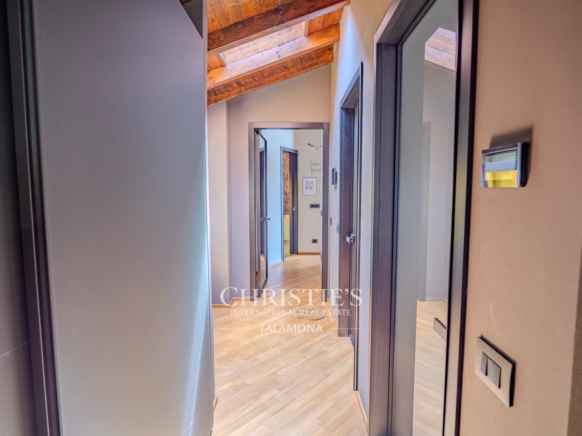 6 Bedroom Villa/Townhouse's Image 27