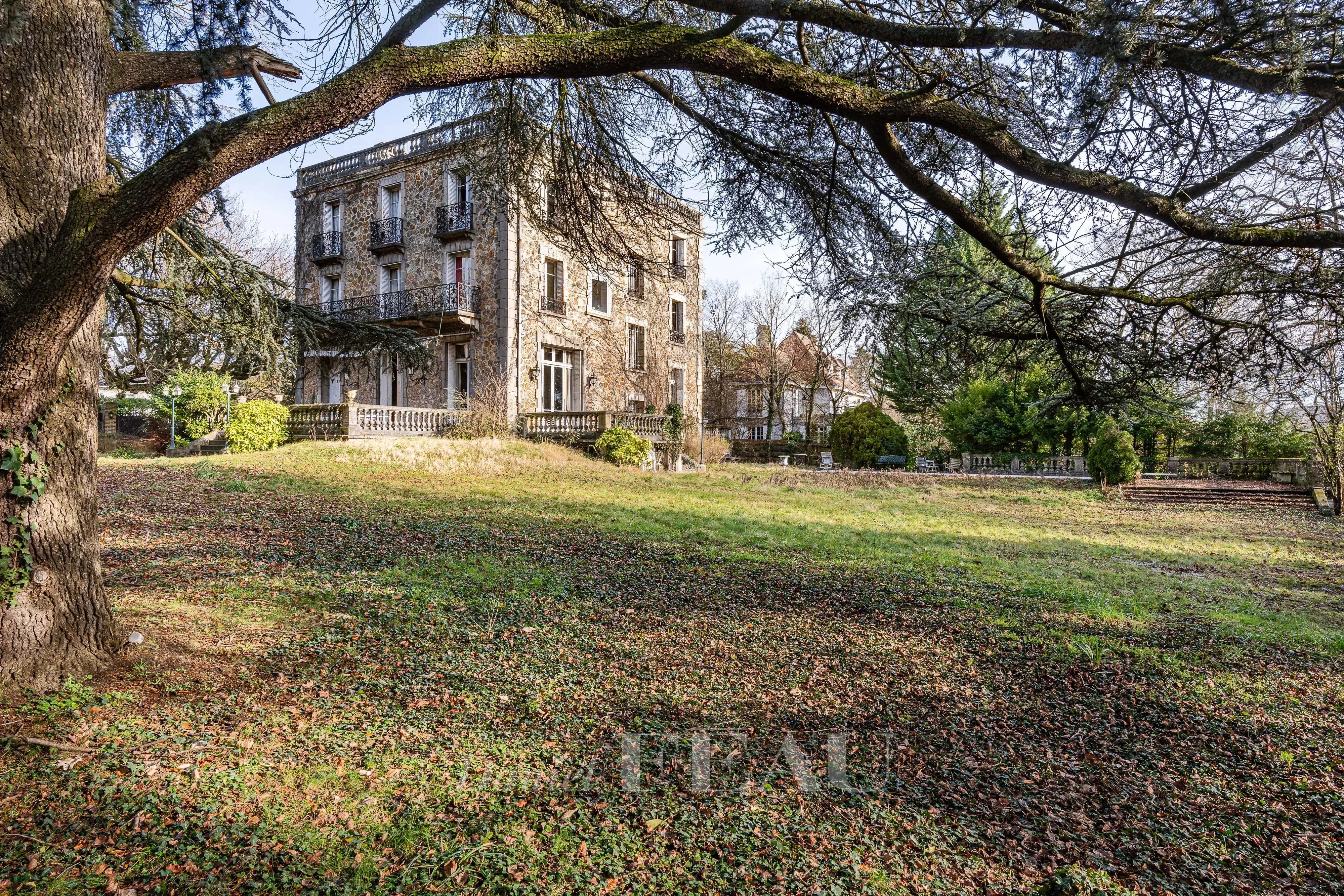 Vaucresson - Plateau Théry - Très belle demeure ancienne à rénover.