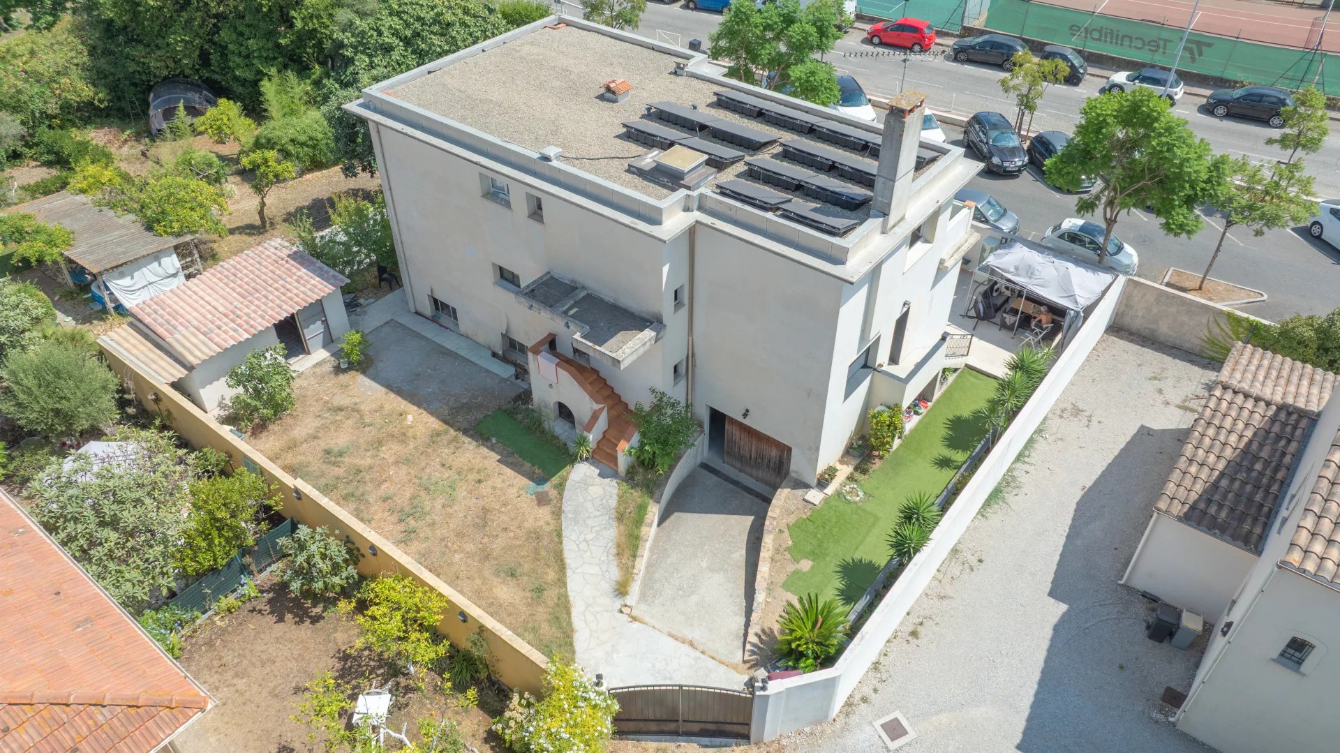 ANTIBES – Maison familiale avec fort potentiel à 5 min à pied du centre-ville