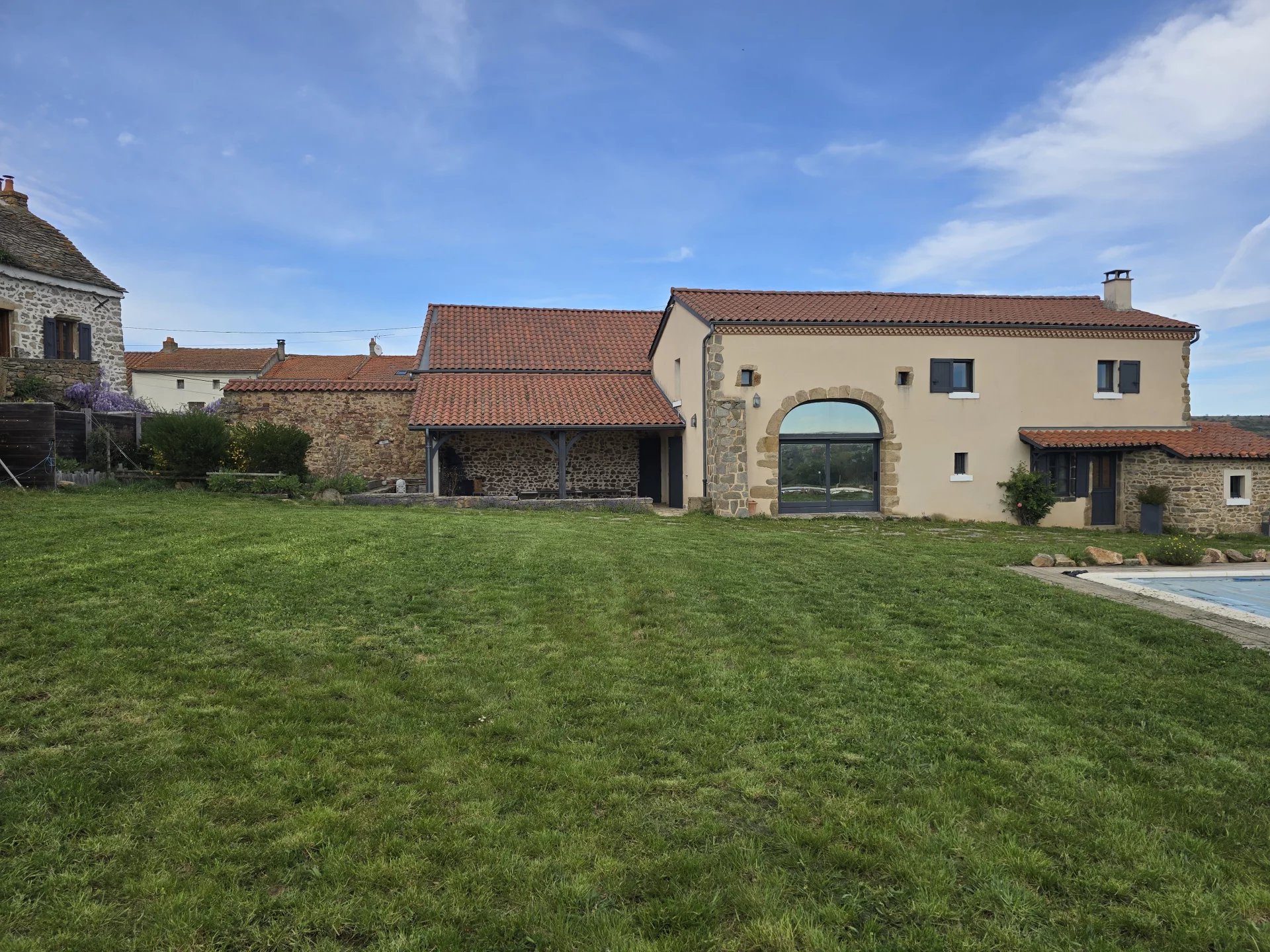 MAGNIFIQUE DOMAINE AVEC MAISON - GÎTE - PISCINE