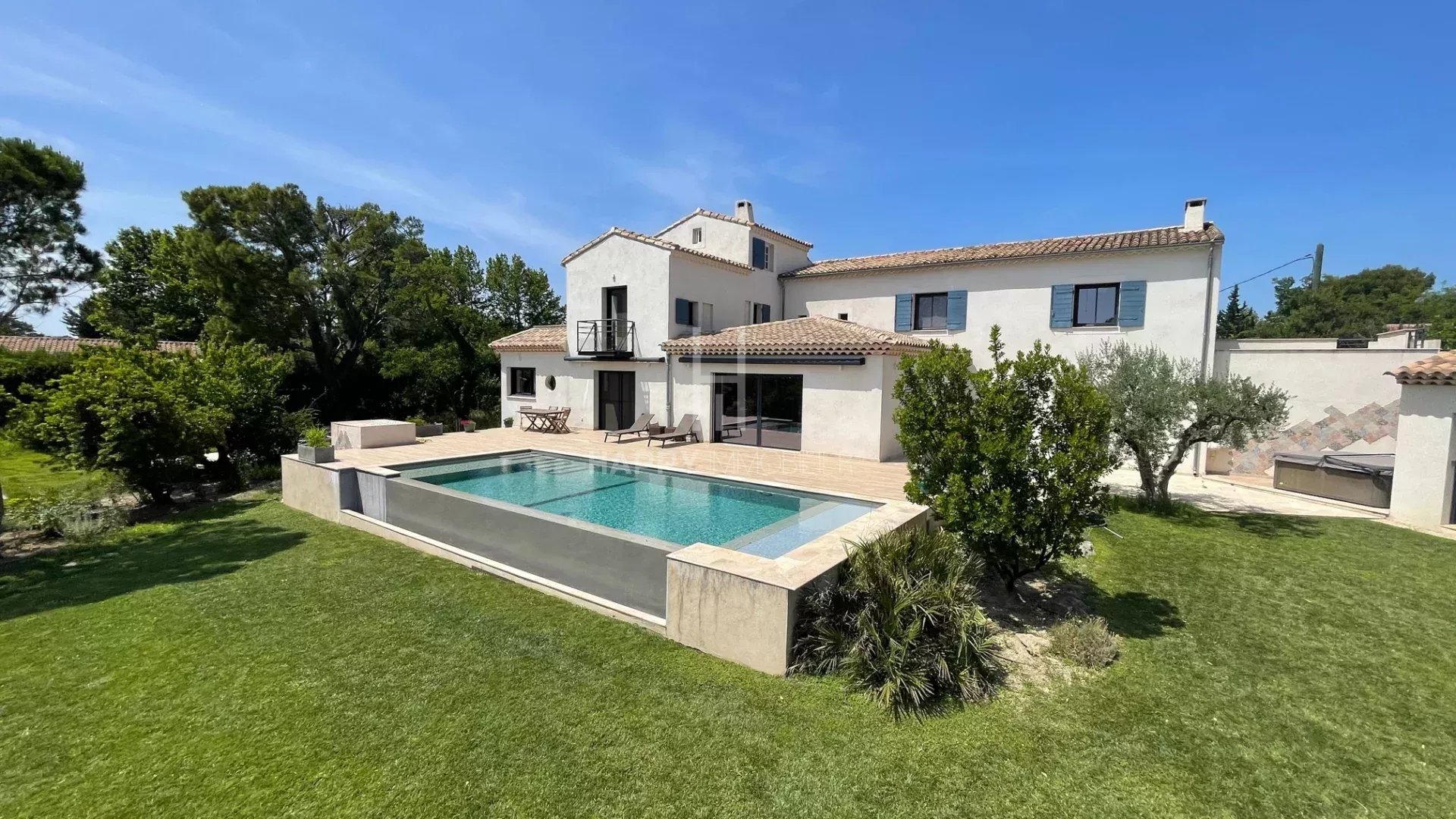 Proche de Maussane les Alpilles, propriété d'exception avec deux habitations,