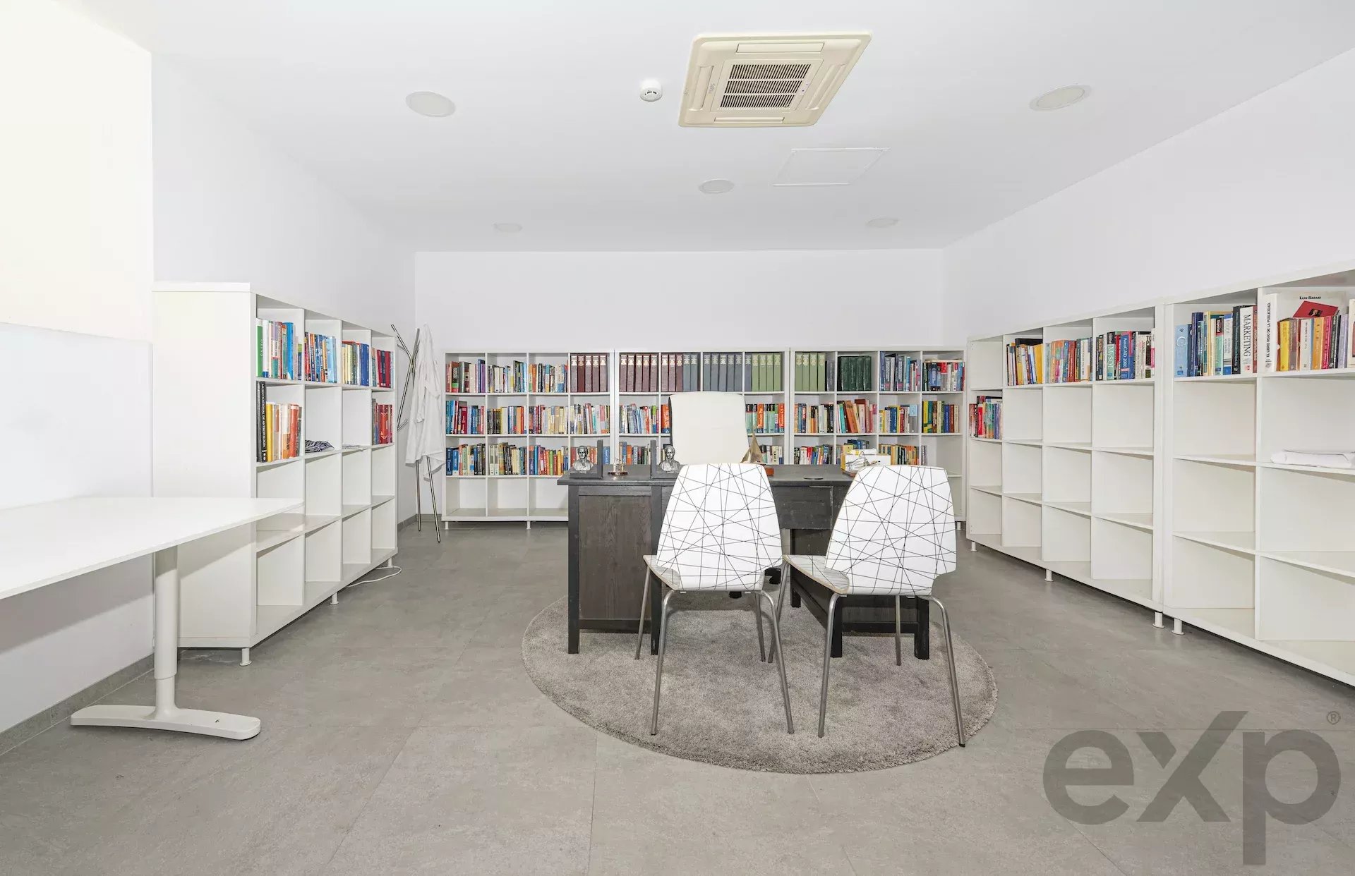 Prestigious shop adjacent to Chiado 87016877 image 6