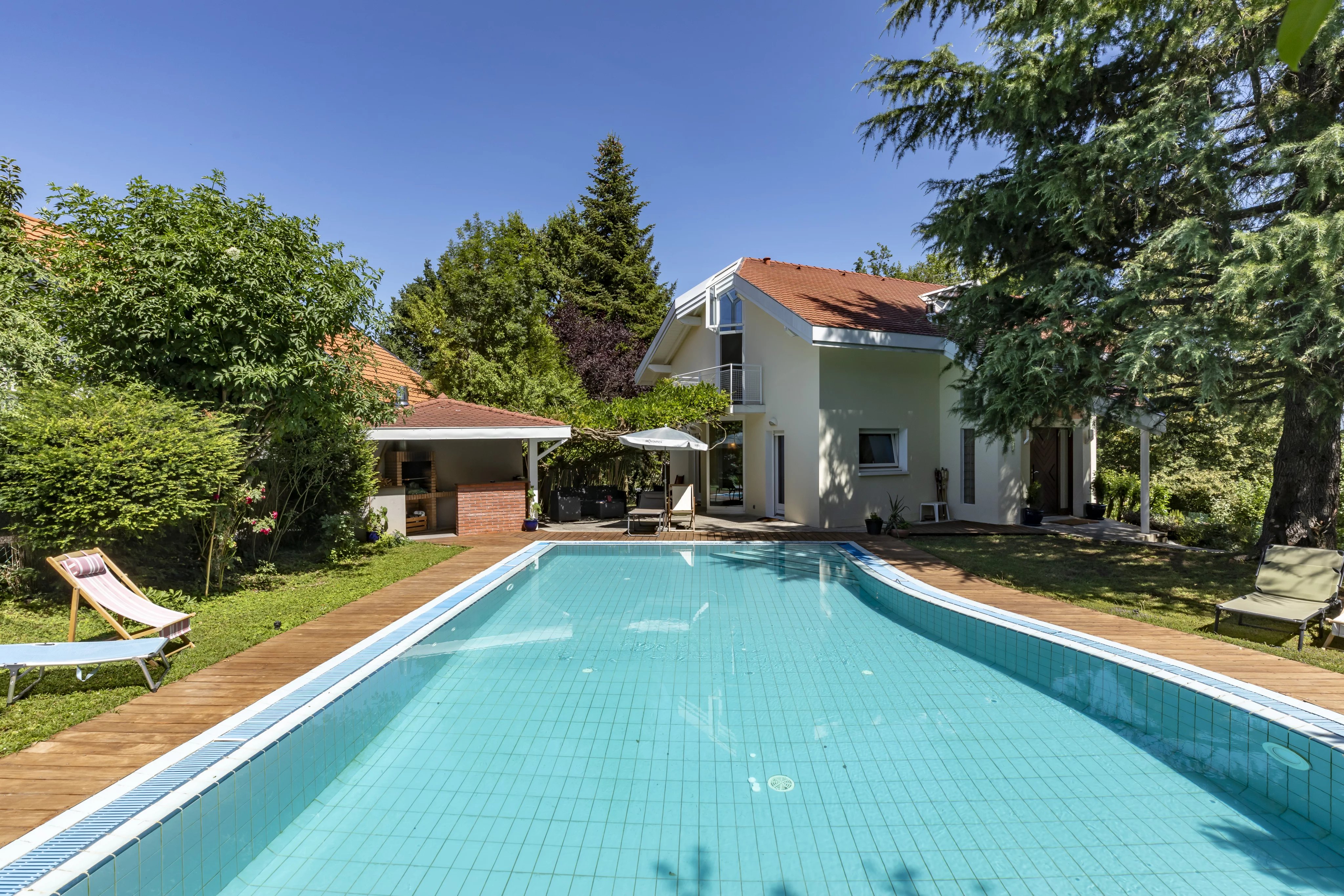 Architect-designed villa with swimming pool, 5 minutes from the border