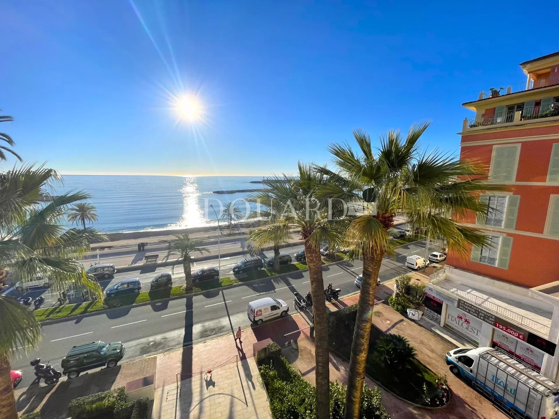 Spacieux trois pièces avec terrasse et splendide vue mer, dans immeuble de standing face aux plages