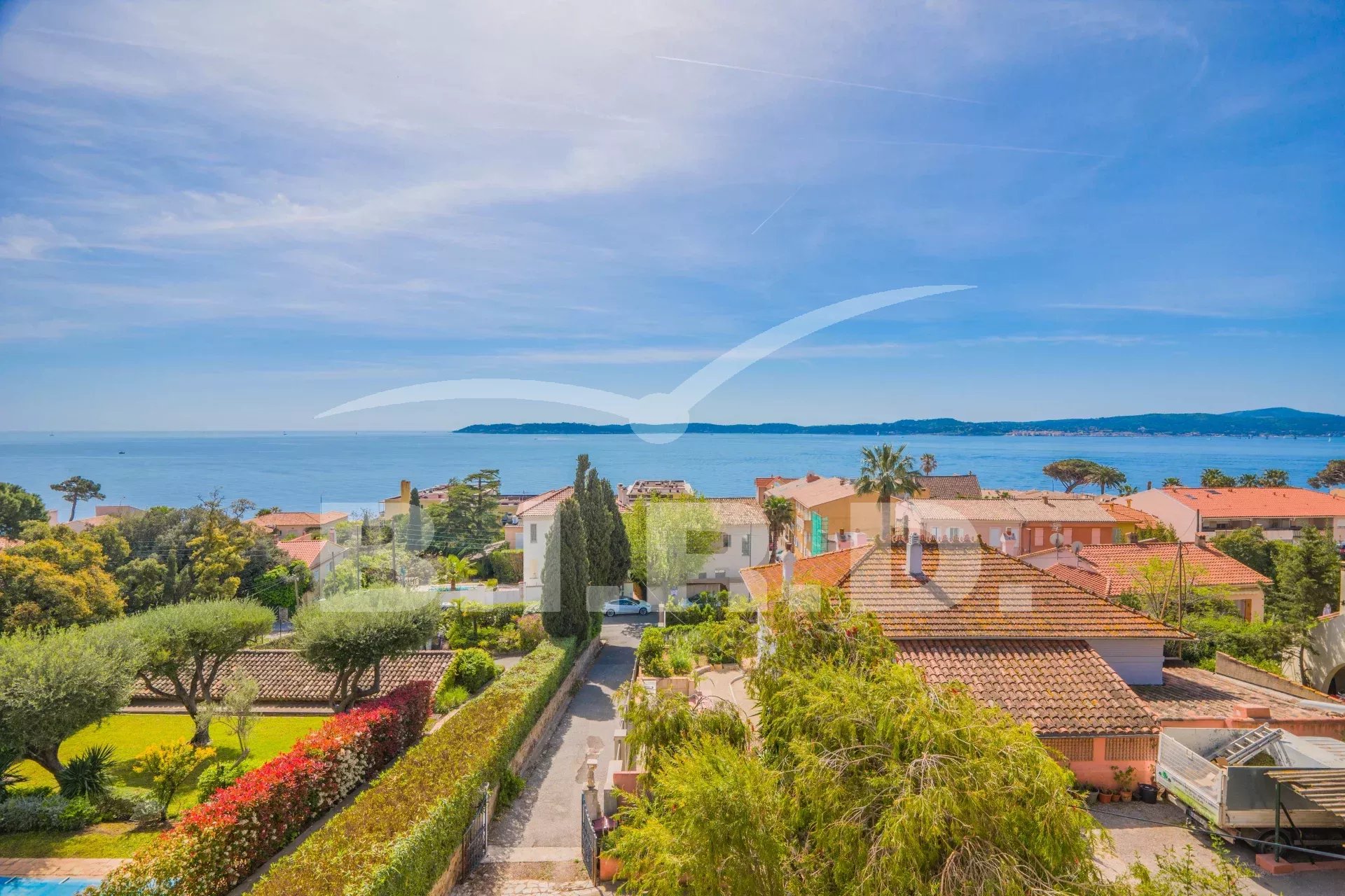 SAINTE MAXIME: Herenhuis met zeezicht, op loopafstand van het strand en het stadscentrum.