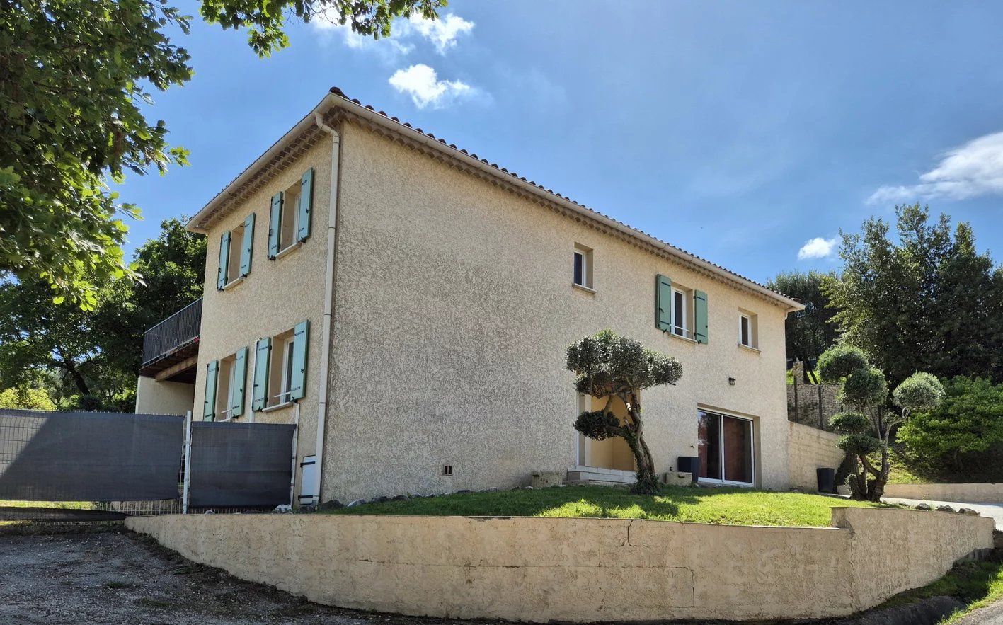 Maison rénovée 5 chambres terrain 858 m2 à Alès