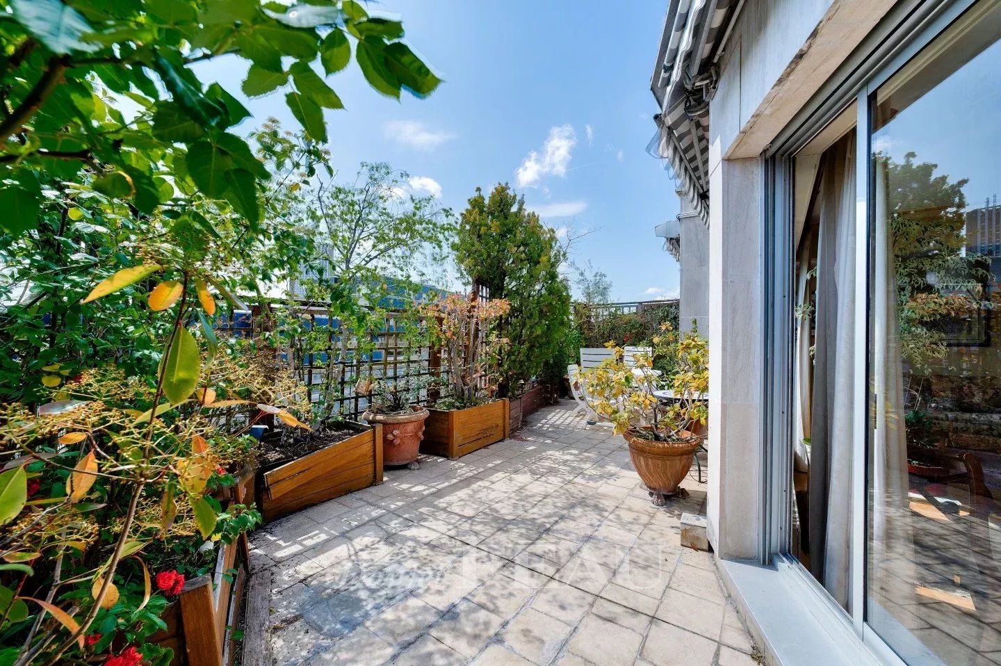 Neuilly-sur-Seine  -  A 3-bed apartment with a terrace