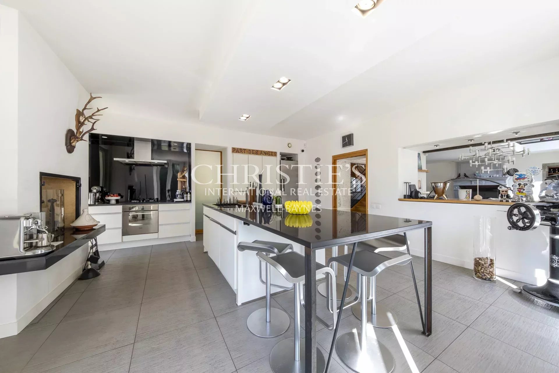 13 Bedroom Villa/Townhouse's Image 17