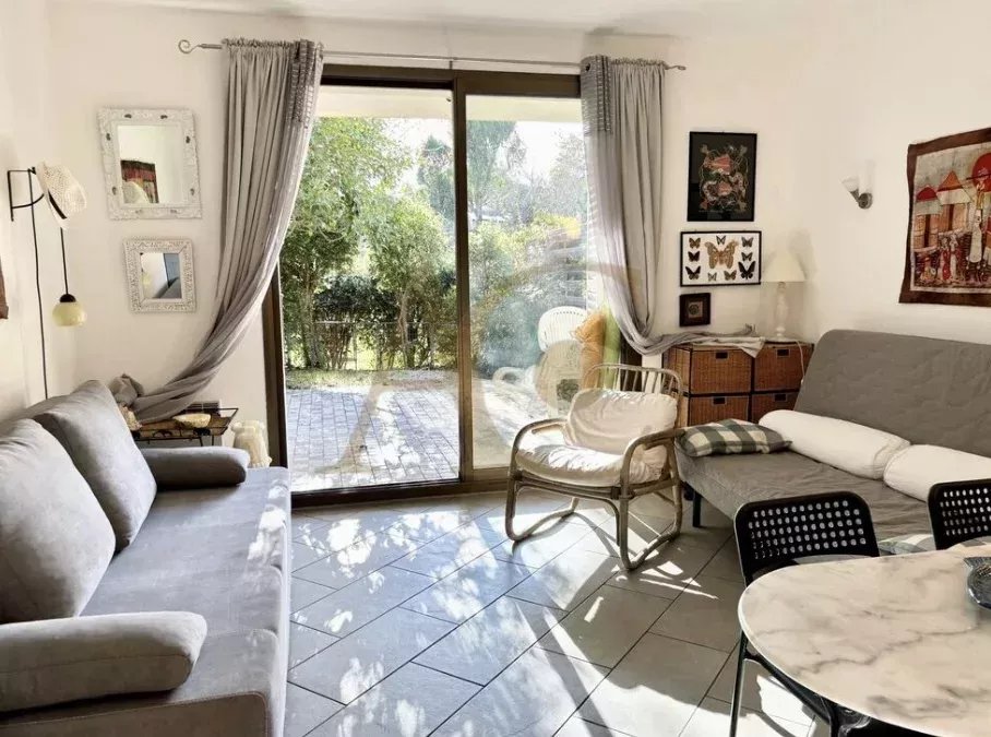 EXCLUSIVITE ! Très beau studio en rez-de-jardin avec de belles prestations