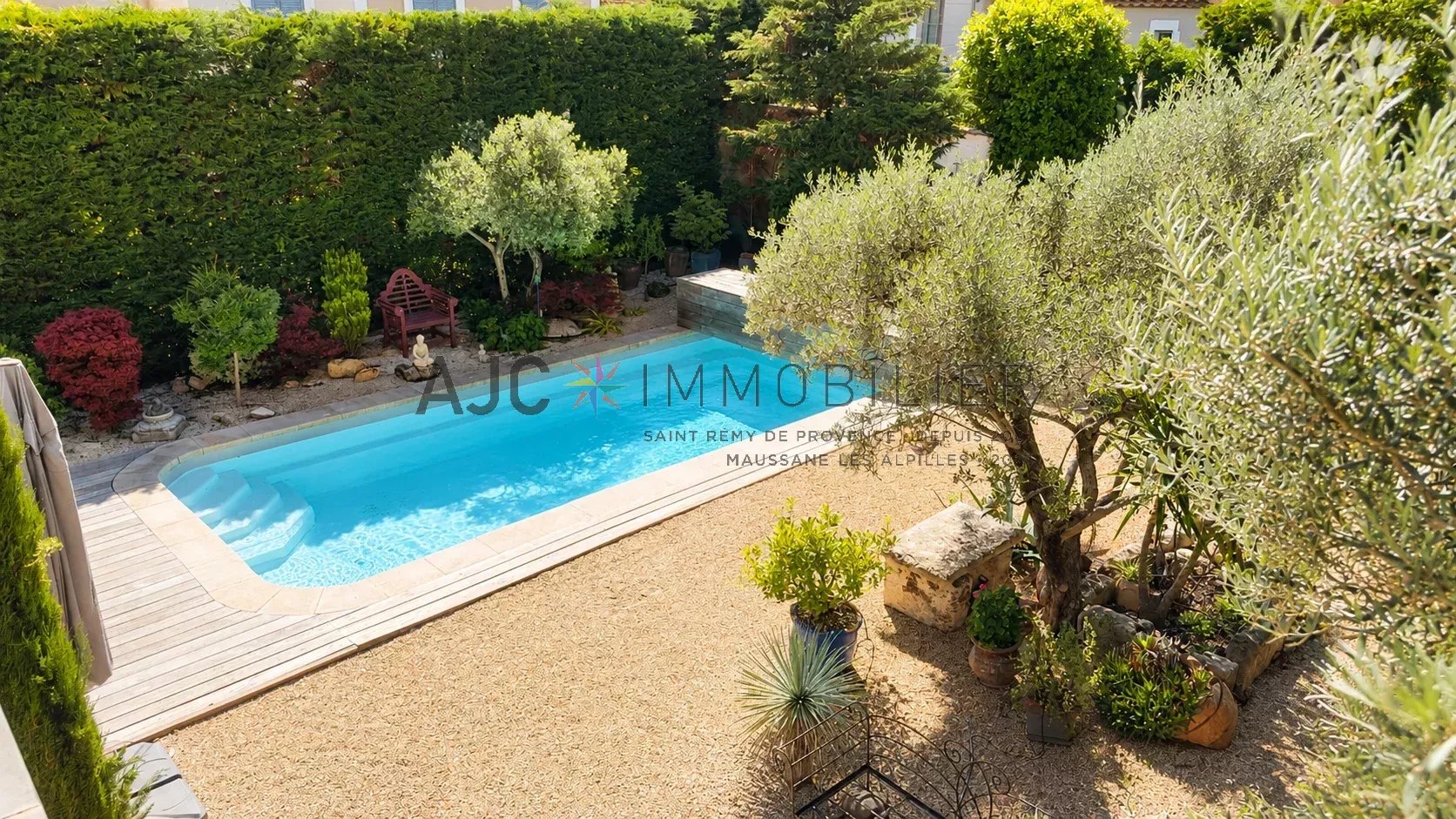 MAISON CONTEMPORAINE AVEC JARDIN PAYSAGER ET PISCINE