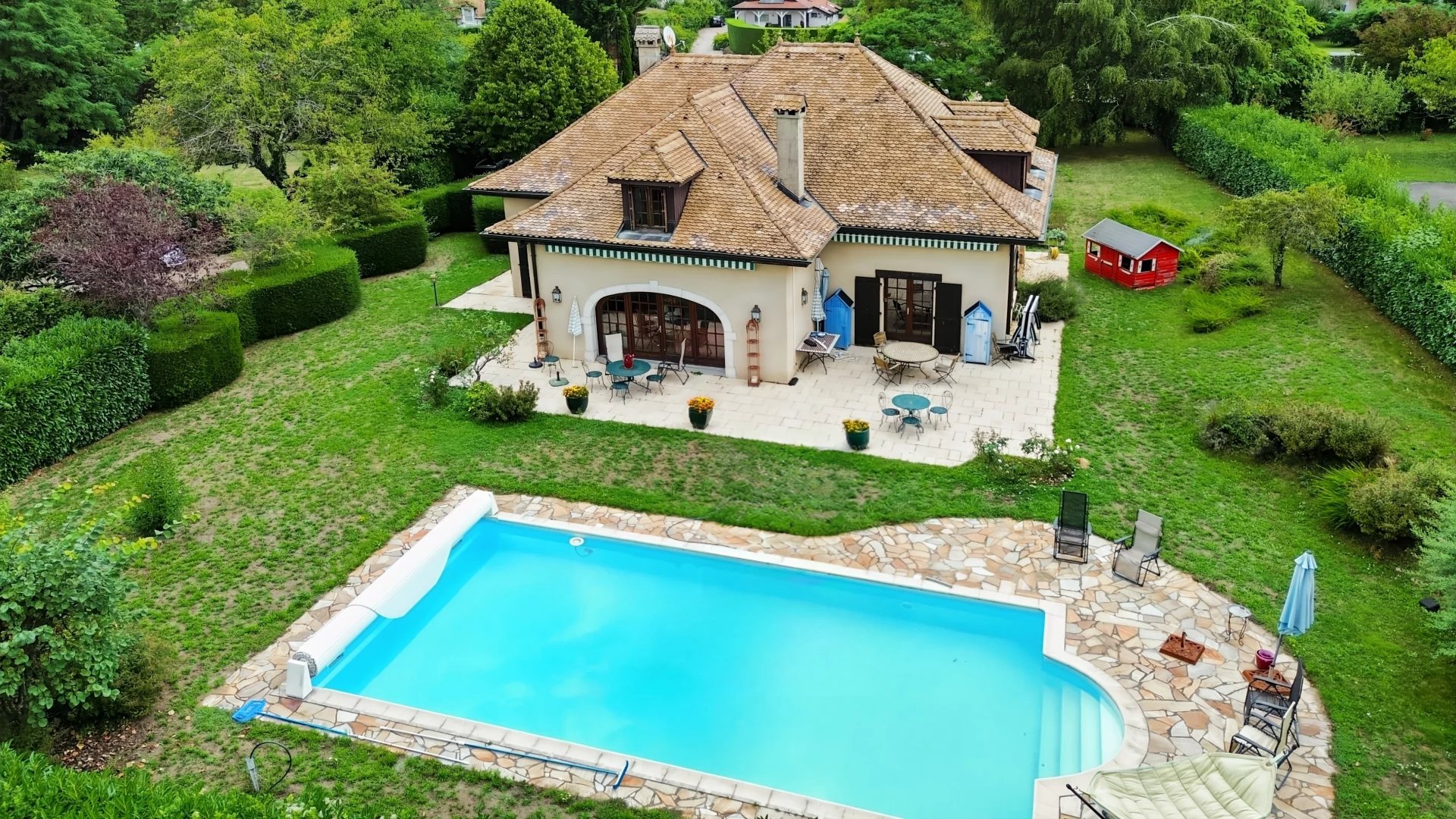 Nernier – Maison d’architecte de charme, piscine et grand terrain arboré