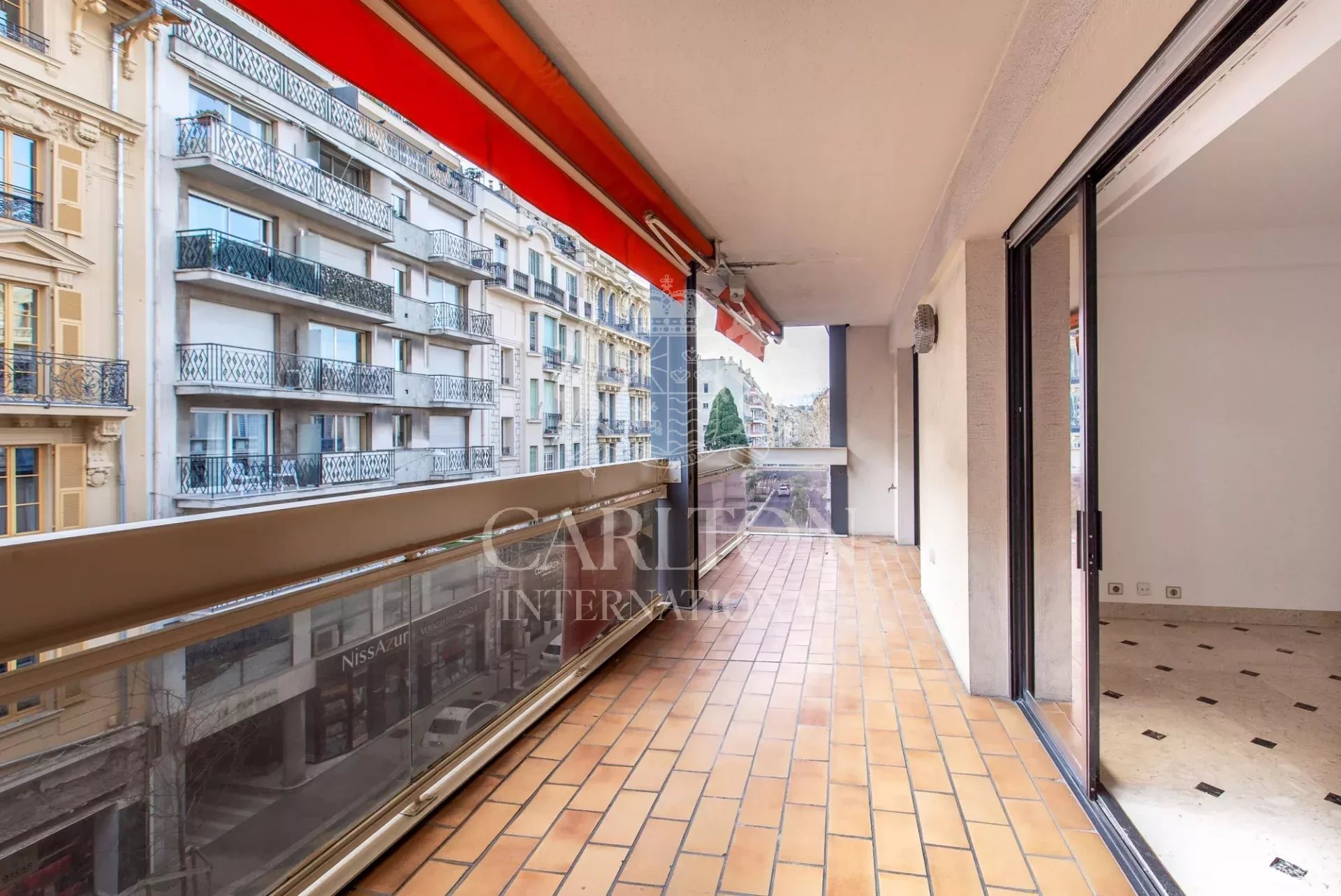 NICE CARRÉ D’OR, SPLENDID 3-BEDROOM APARTMENT OF 118 M² WITH TERRACE, BALCONY AND GARAGE,IN A PRESTIGIOUS BUILDING WITH CARETAKER