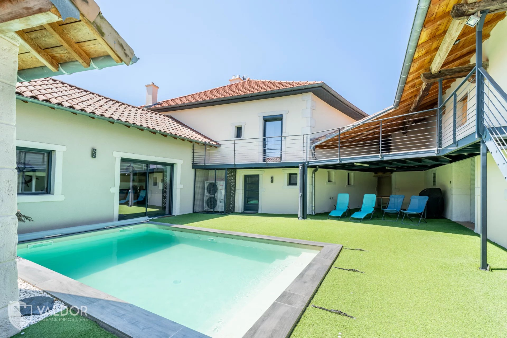 Corps de ferme rénové, patio avec piscine et dépendance