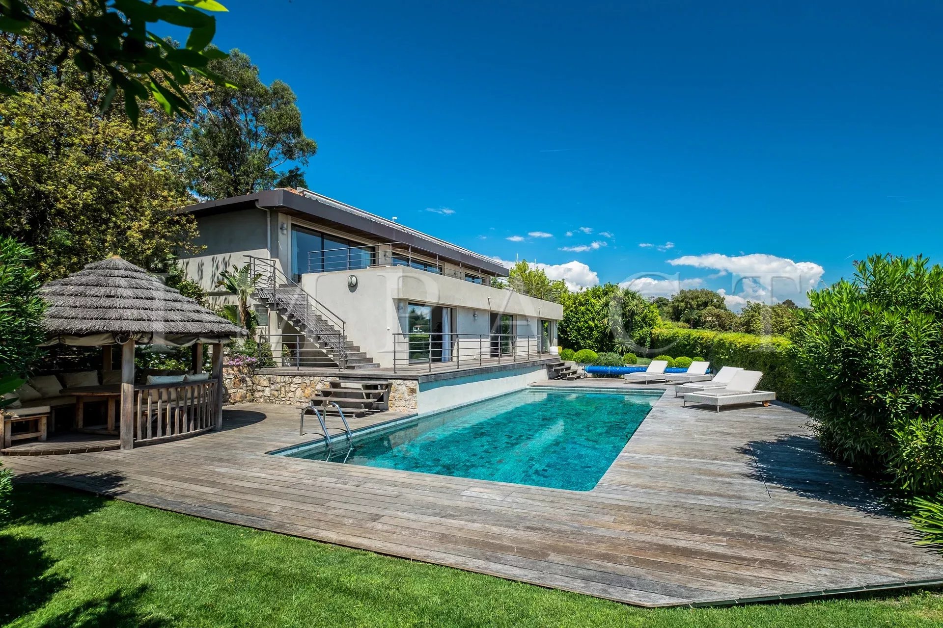 Very nice villa to rent, sea view, on the heights of Cannes.