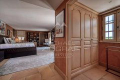 Mougins - Exclusive Listing - Provençal-style property with panoramic views of the village and the sea — photo 7 of 7