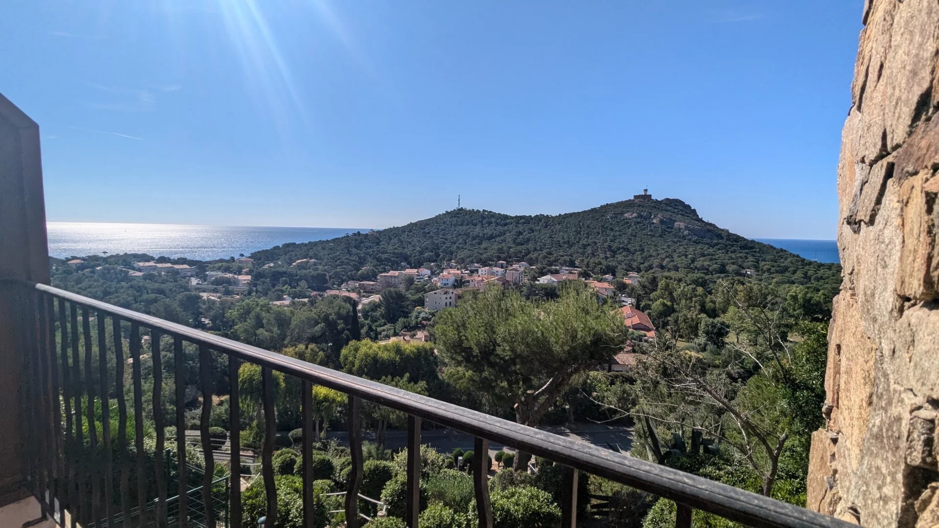 AGAY CAP ESTEREL APPARTEMENT DEUX PIECES AVEC TERRASSE ET JARDIN EXPO SUD VUE MER. PARKING