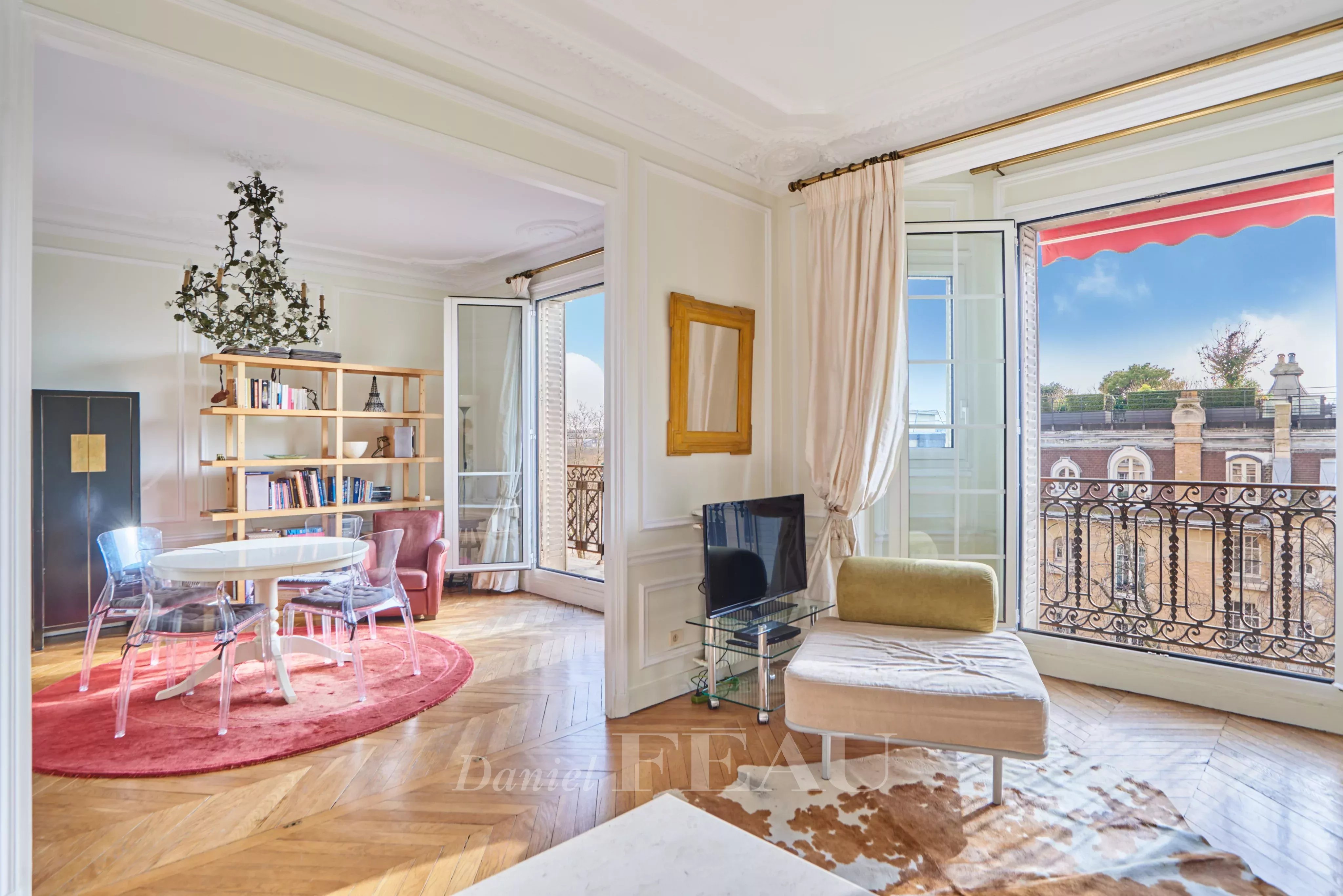 Paris 7th District – A superb pied a terre with a balcony