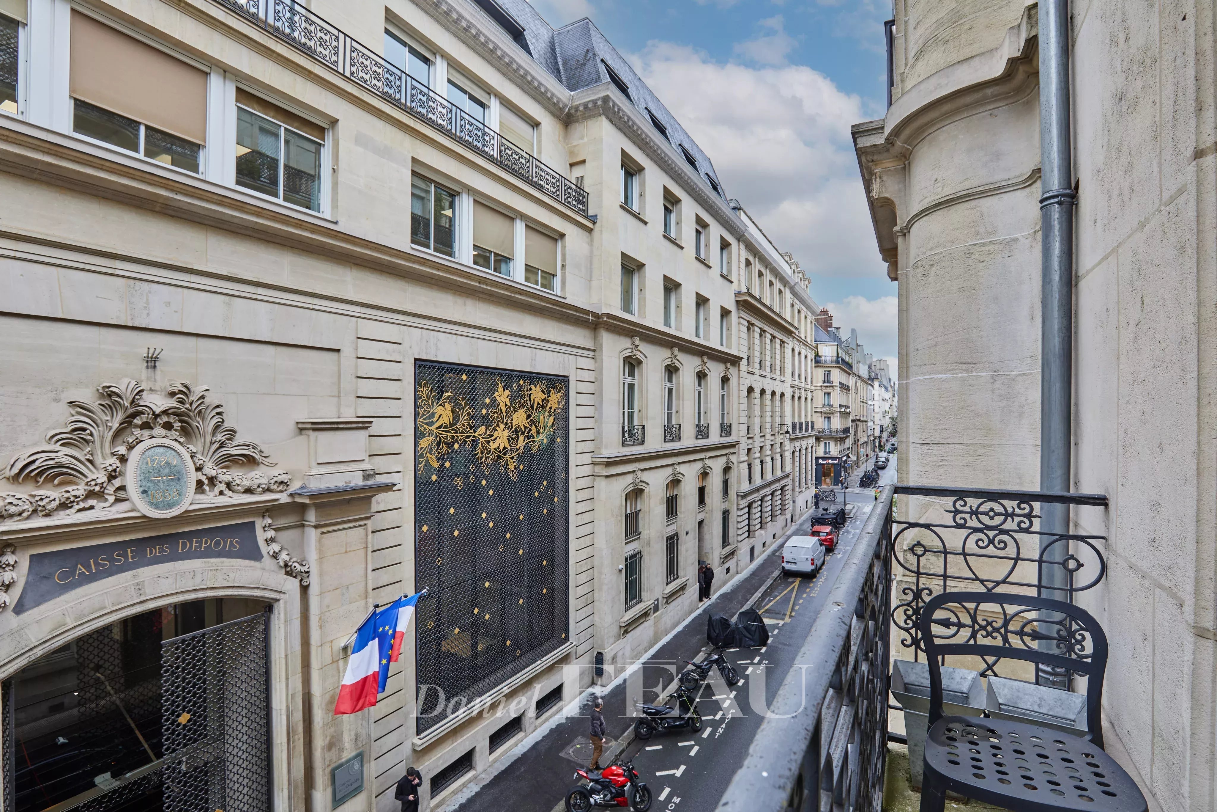 Paris VIIe - Carré des Antiquaires - Parfait pied-à-terre avec balcon