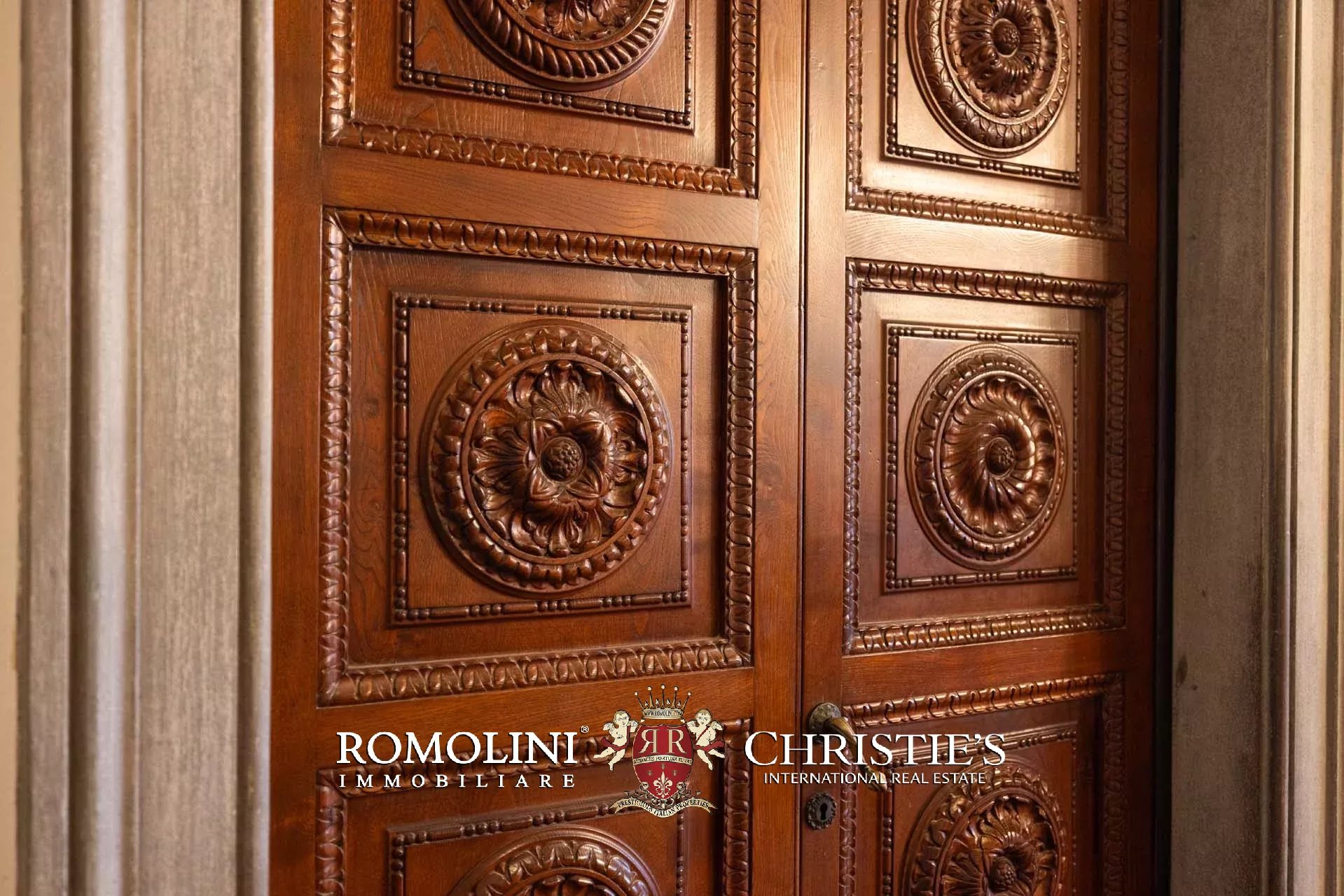 8 Bedroom Villa/Townhouse's Image 37