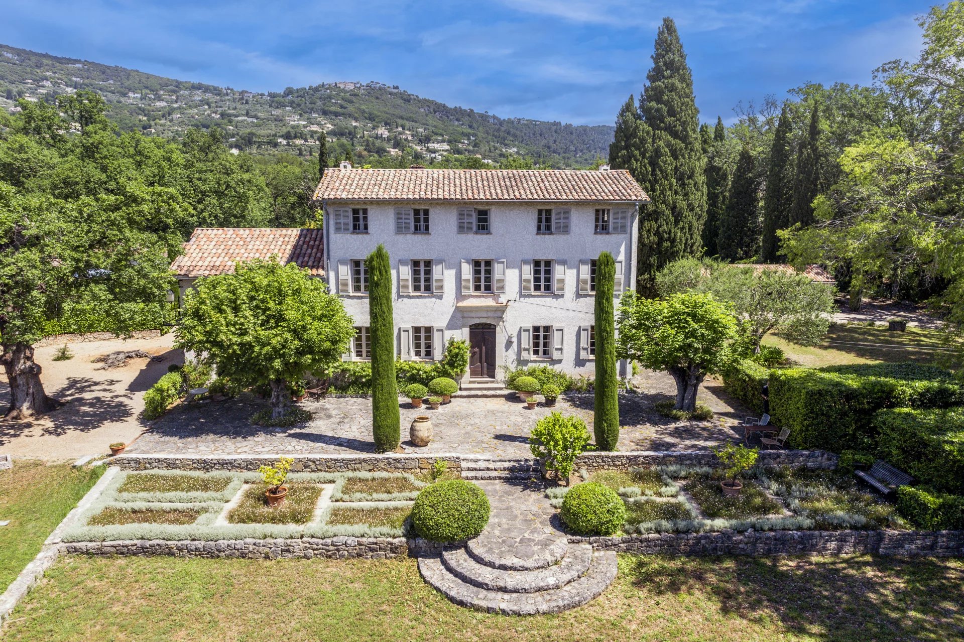 Qlistings - 13 Bedrooms - Villa - Alpes-Maritimes - For Sale - 10206 Property Image