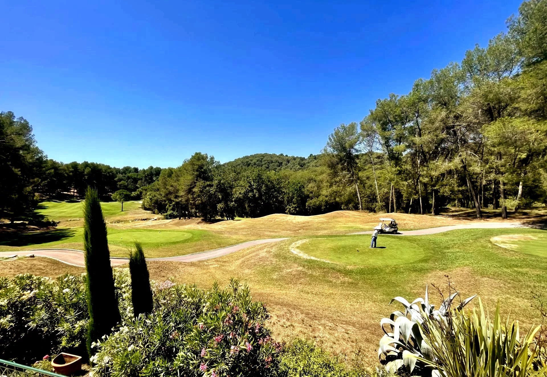 À vendre à Mougins, charmante villa dans domaine sécurisé avec vue sur le golf