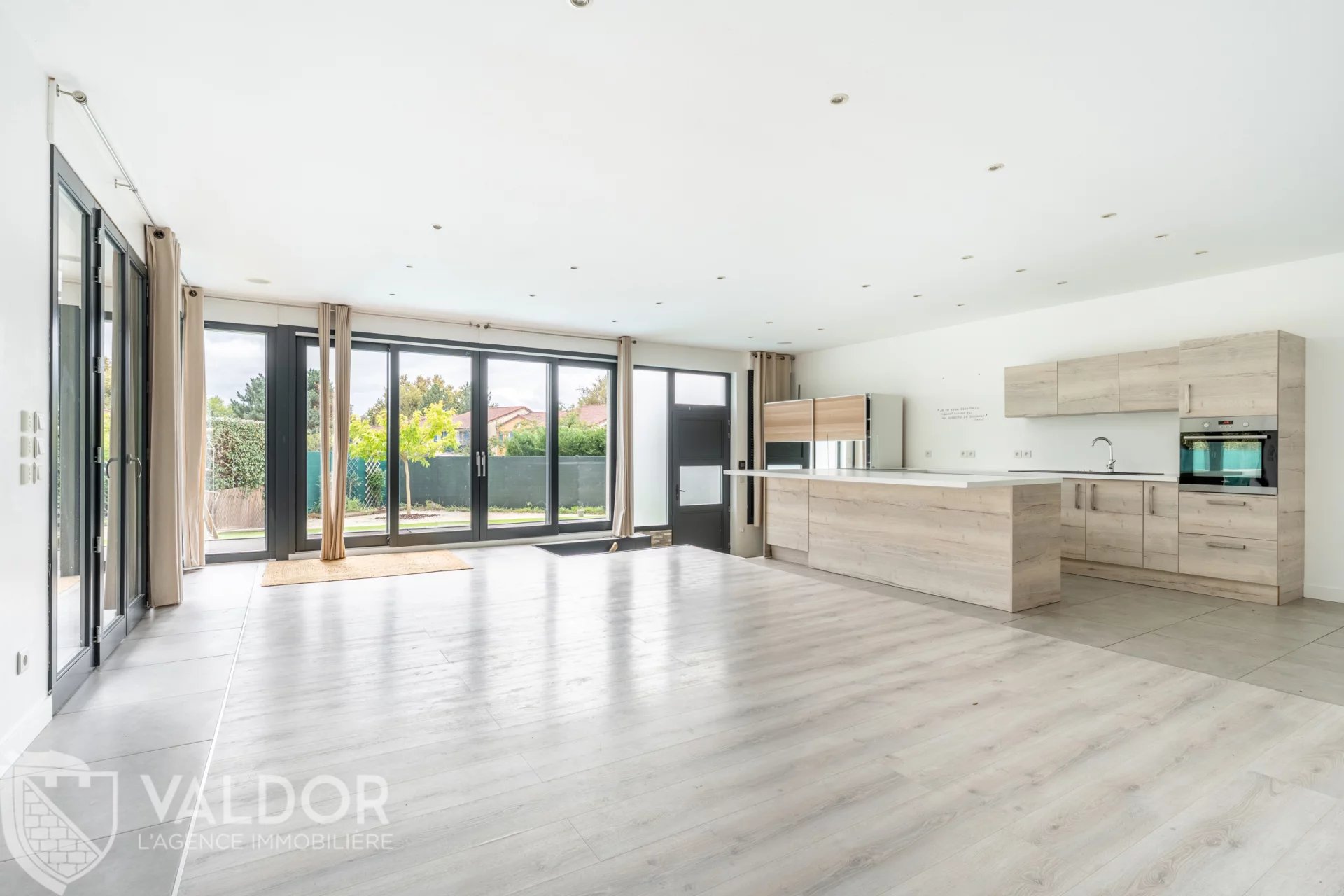 Pavillon de 147m2 avec piscine, 4 chambres, grande piece de vie de 61m2 exposée sud ouest