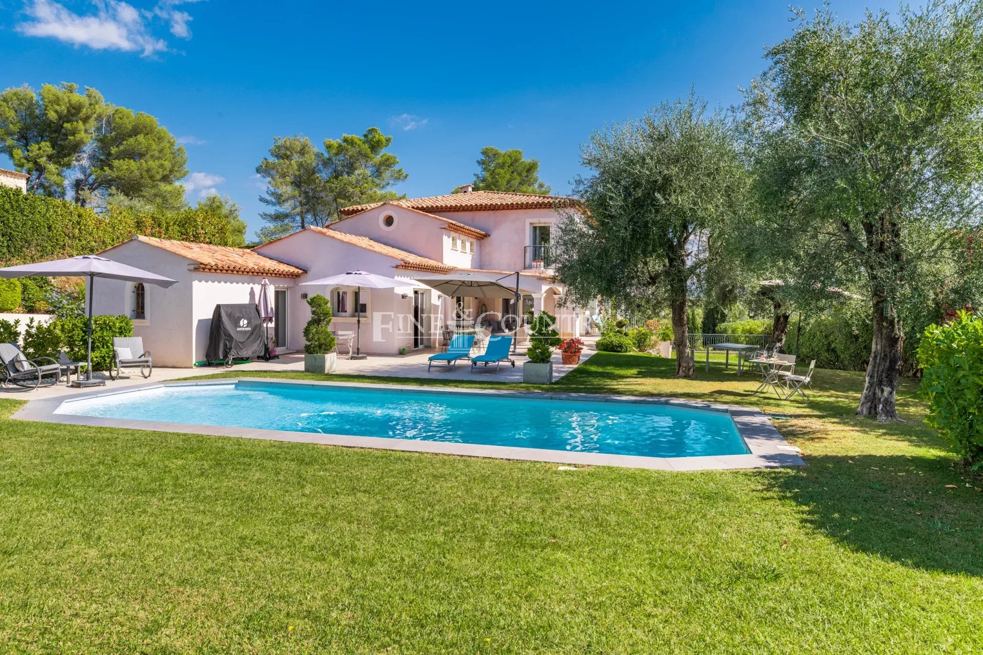 Villa for sale in Saint Paul de Vence near village Accommodation in Cannes