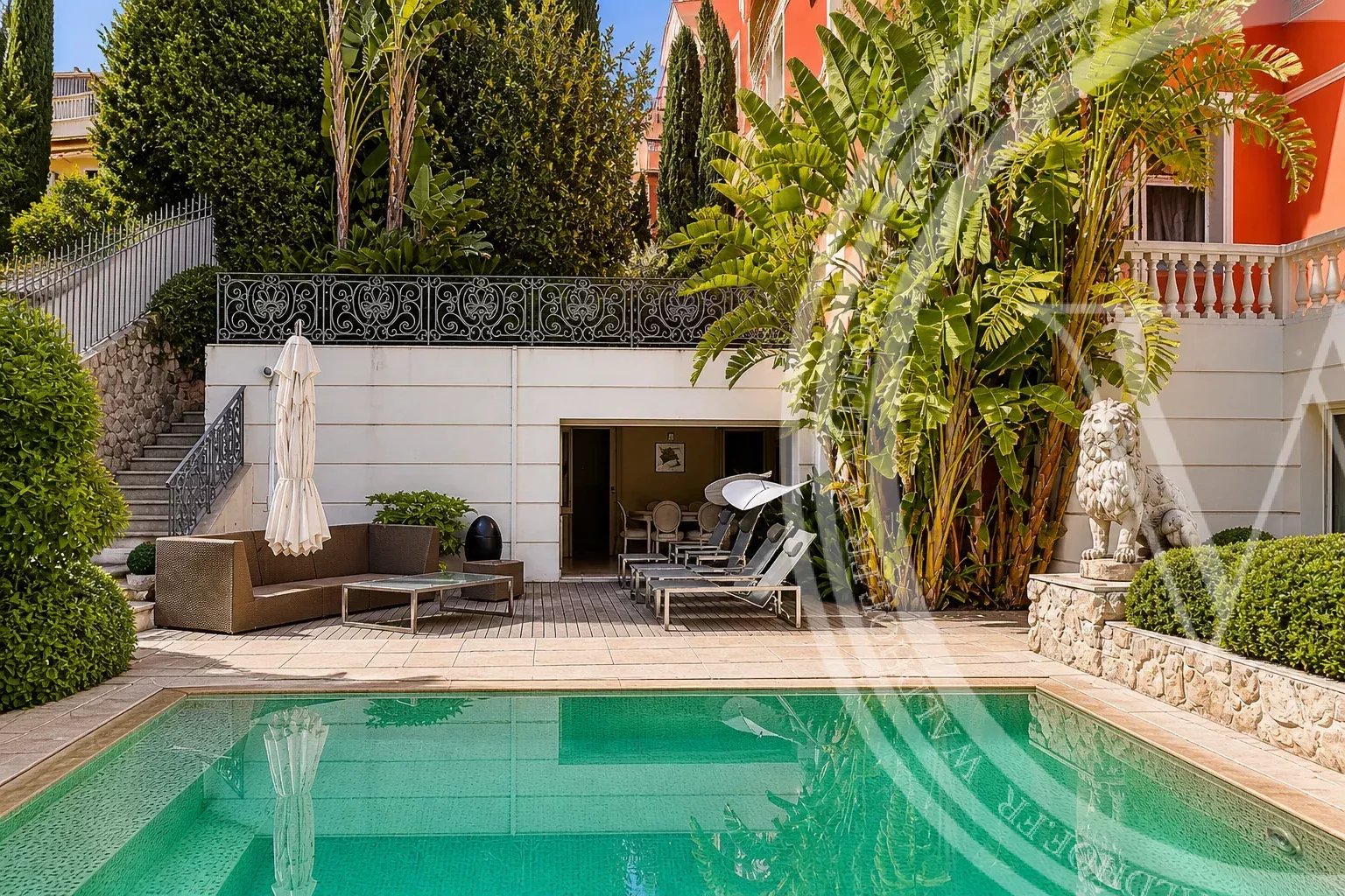 Villa di lusso chiavi in mano con vista mare, grande garage e piscina, a 25 metri da Monaco