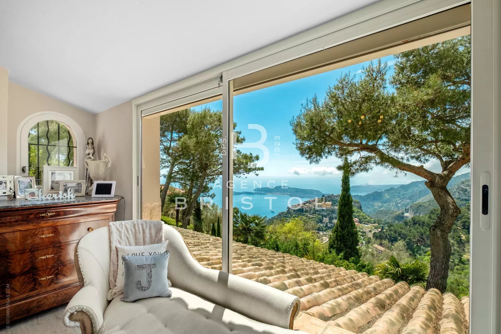 Charming Provençal Villa with Exceptional Panoramic Views in Èze