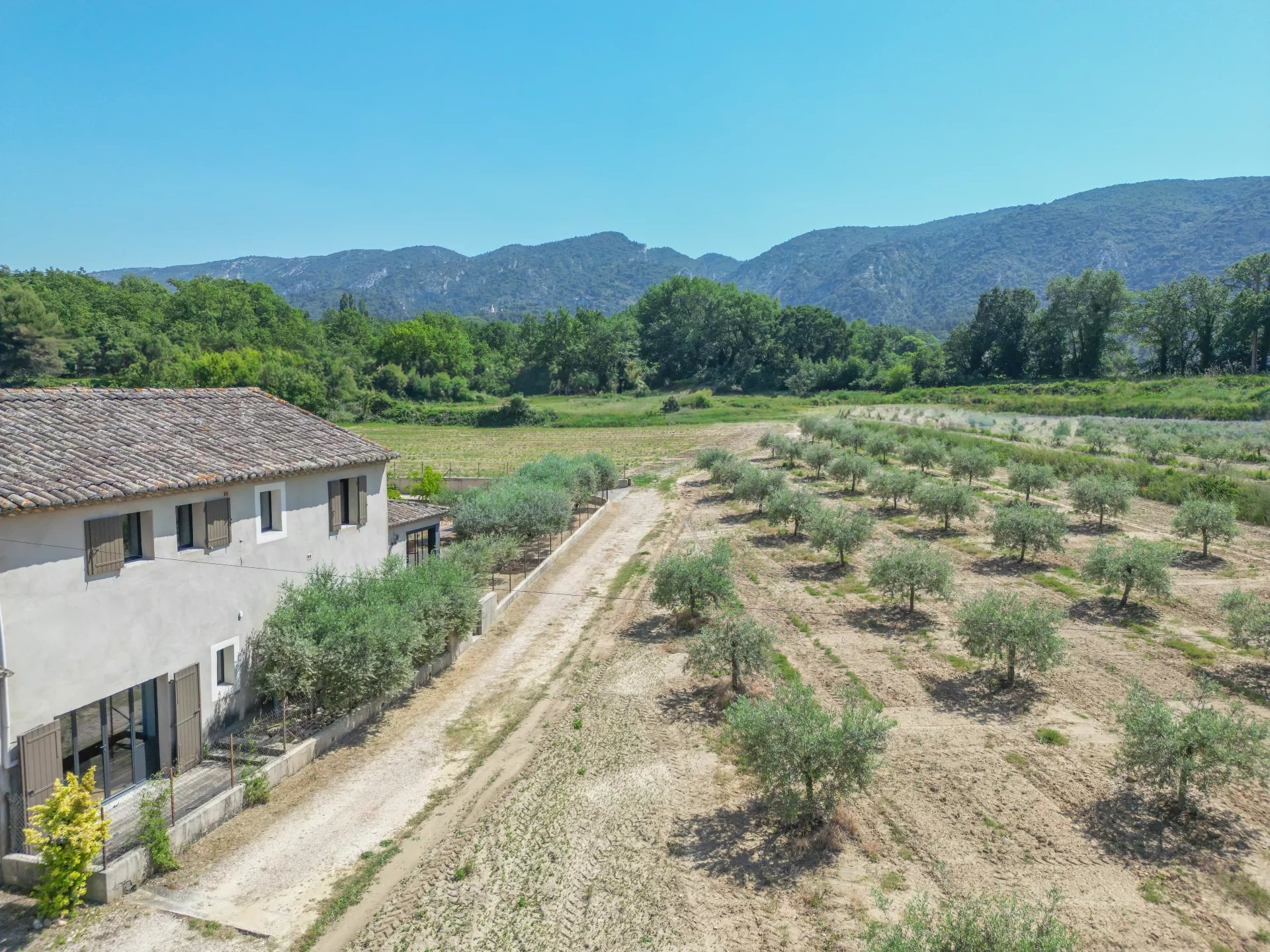 Oppède - Belle maison de hameau aux vues exceptionnelles et à deux pas des commerces