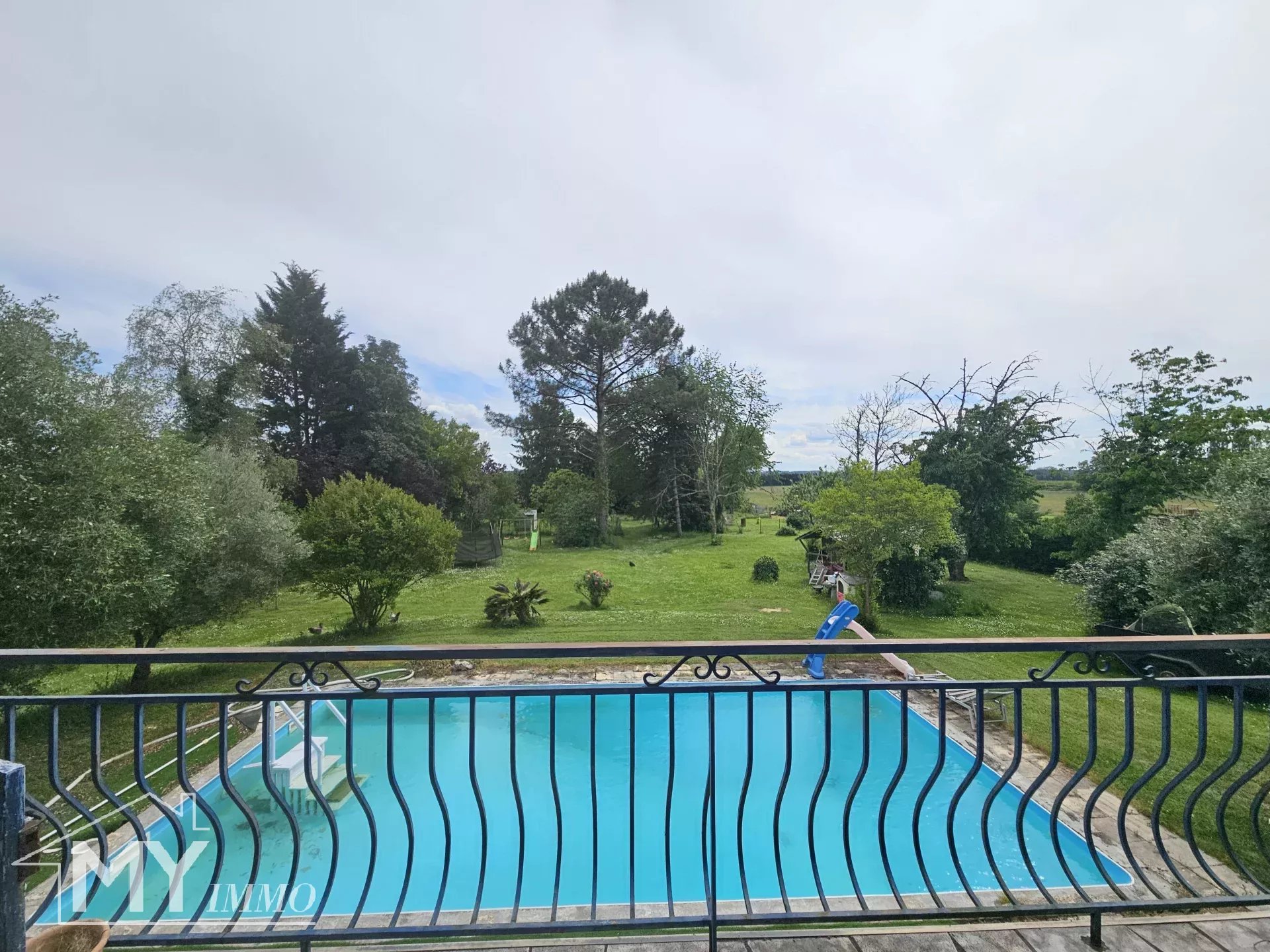 Saint Antoine de Breuilh: 147 m² house with 6141 m² of land