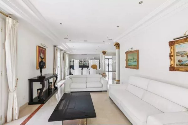 Grand 7-Bedroom Family Estate for Sale in Cannes Montfleury — photo 5