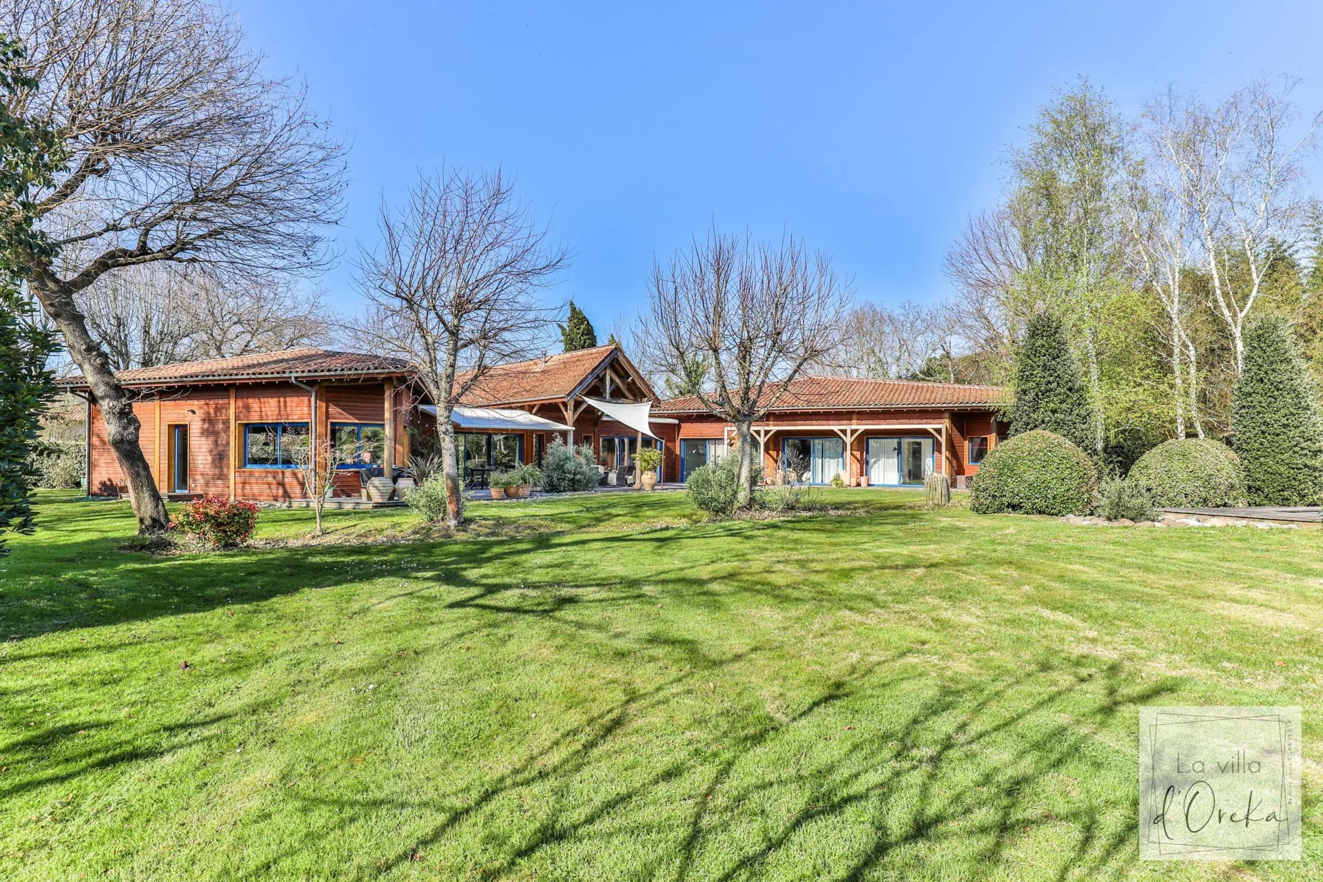 Maison d'architecte de 253m2 avec piscine avec agréable jardin en coeur de ville
