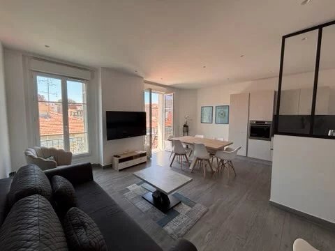EXCLUSIVITE- CANNES BANANE--DERNIER ETAGE, TRES BEAU 3P DANS IMMEUBLE BOURGEOIS