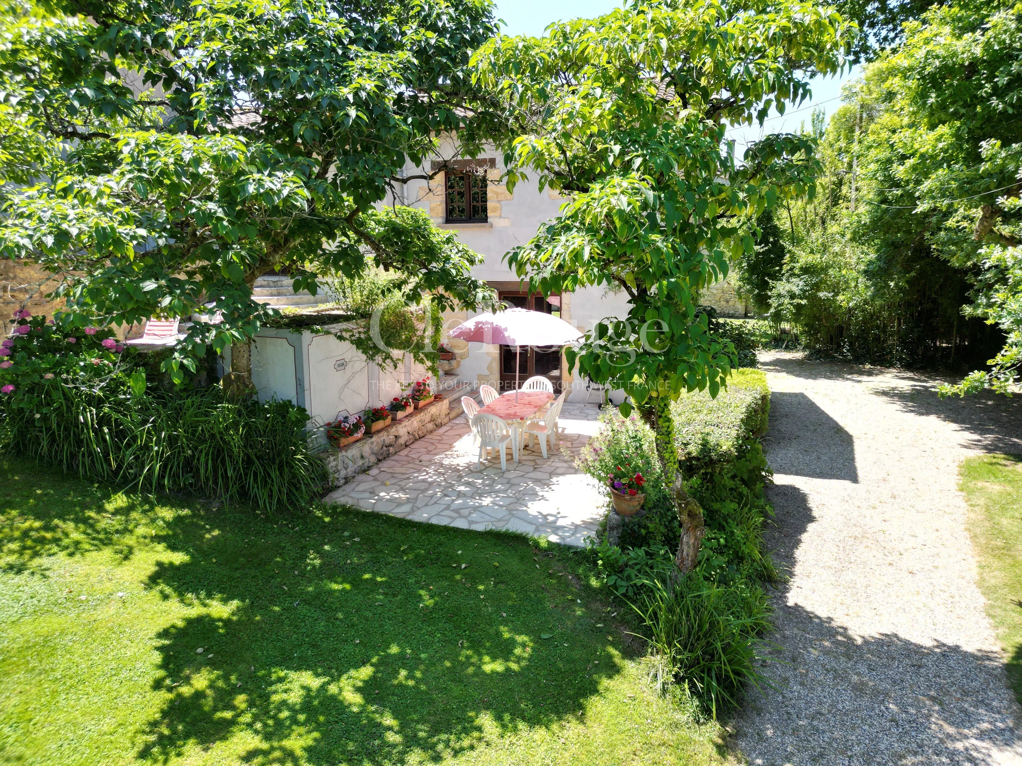 Beautiful property consisting of three houses, barns and swimming pool, just 50 minutes from Bordeaux