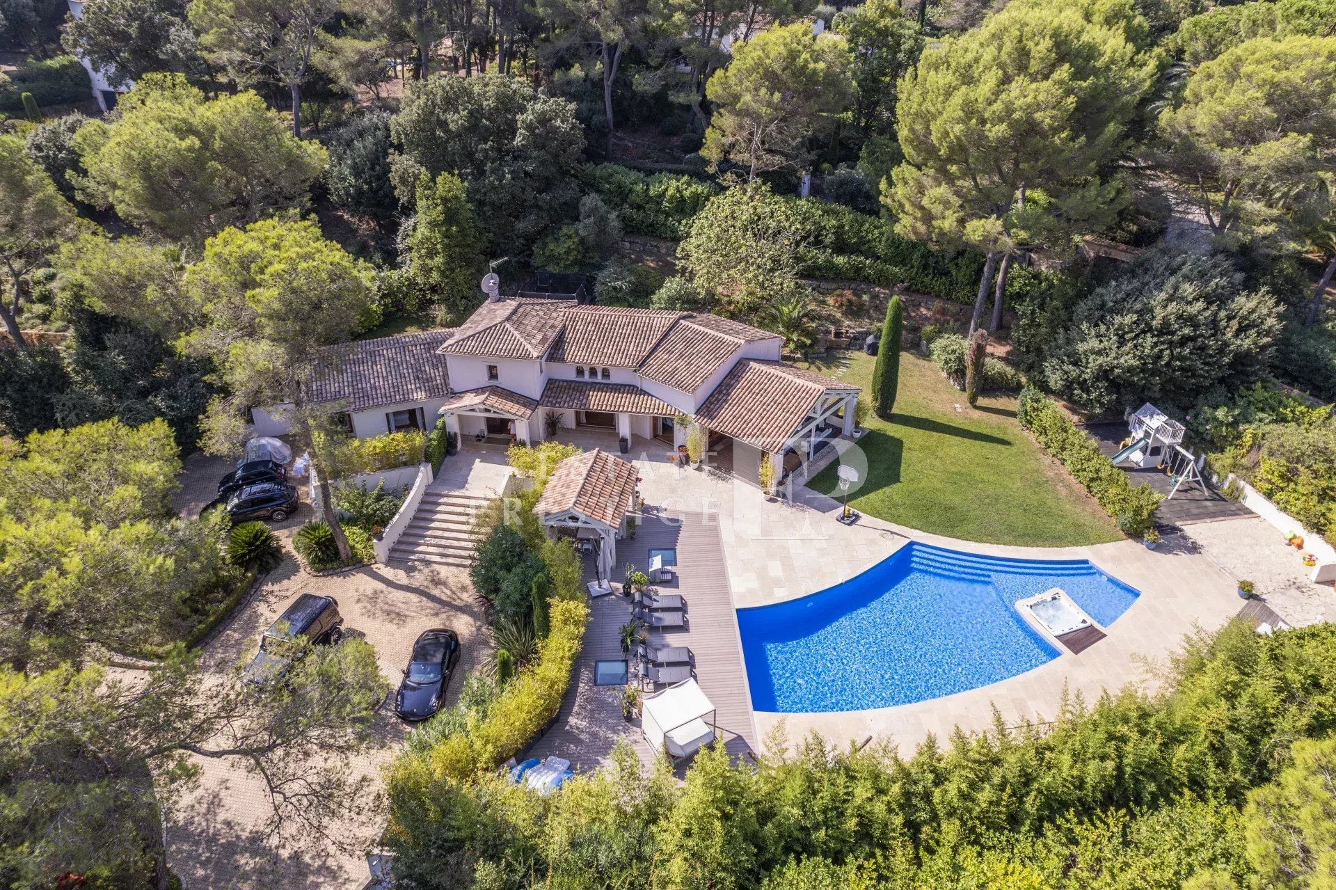 MOUGINS - Villa dans un prestigieux domaine