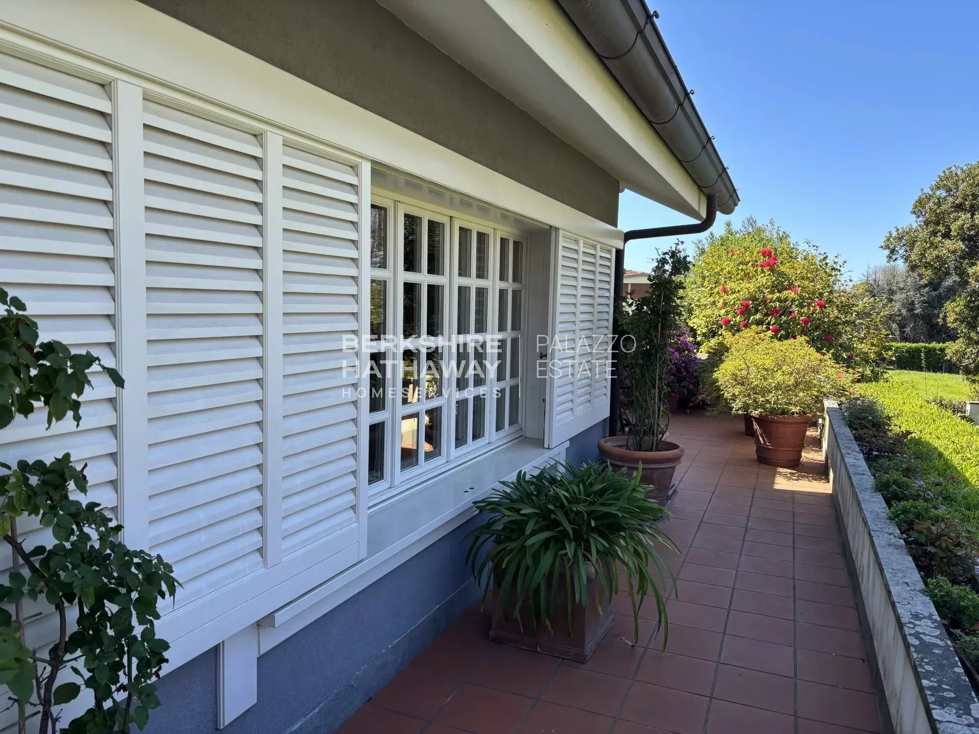 Magnificent detached villa with a large garden, minutes from the sea and Pietrasanta