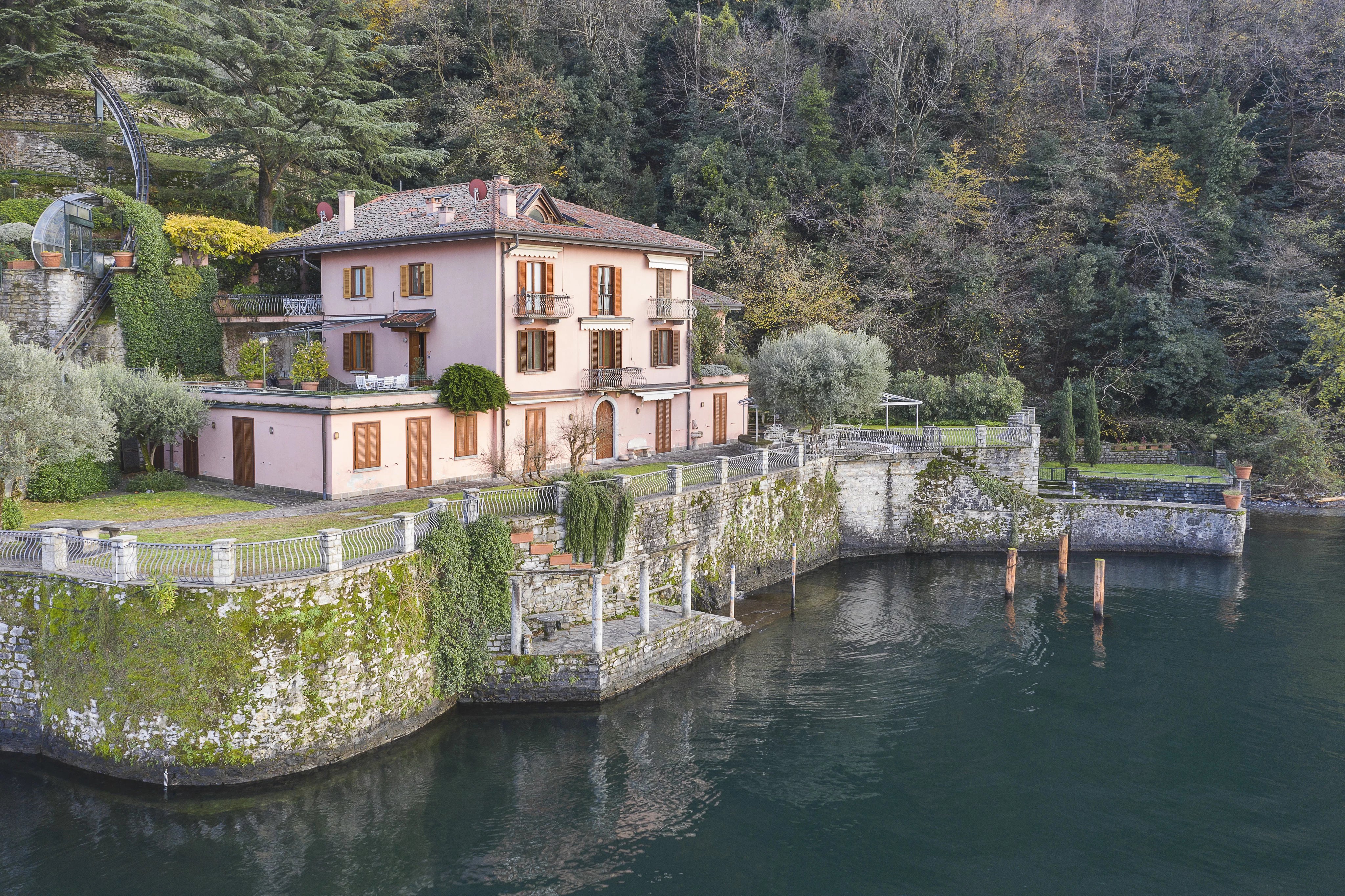 Portion of Villa, pied à l'eau, for sale in Como, on the Lake. - picture 5 title=