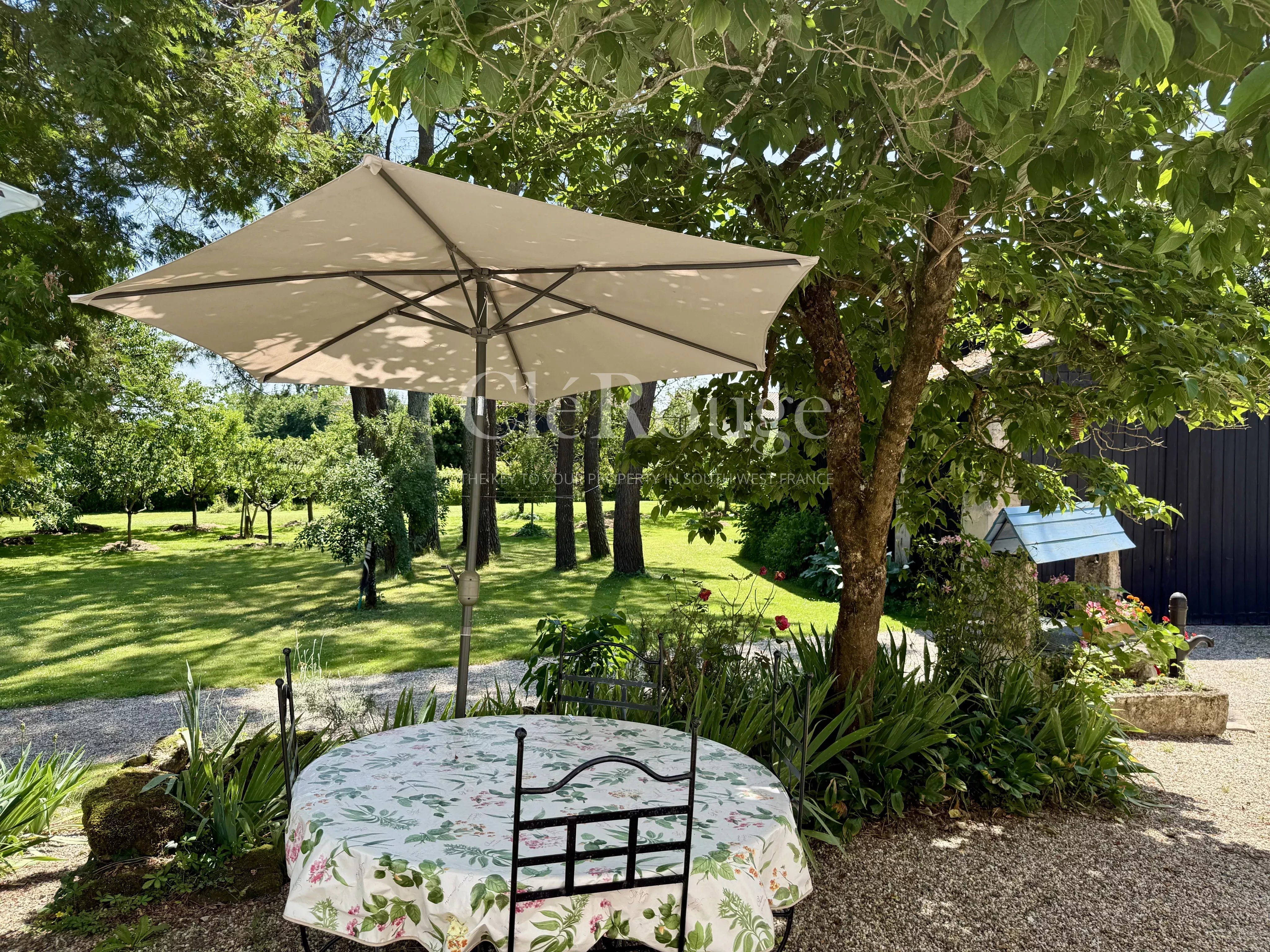 Beautiful property consisting of three houses, barns and swimming pool, just 50 minutes from Bordeaux