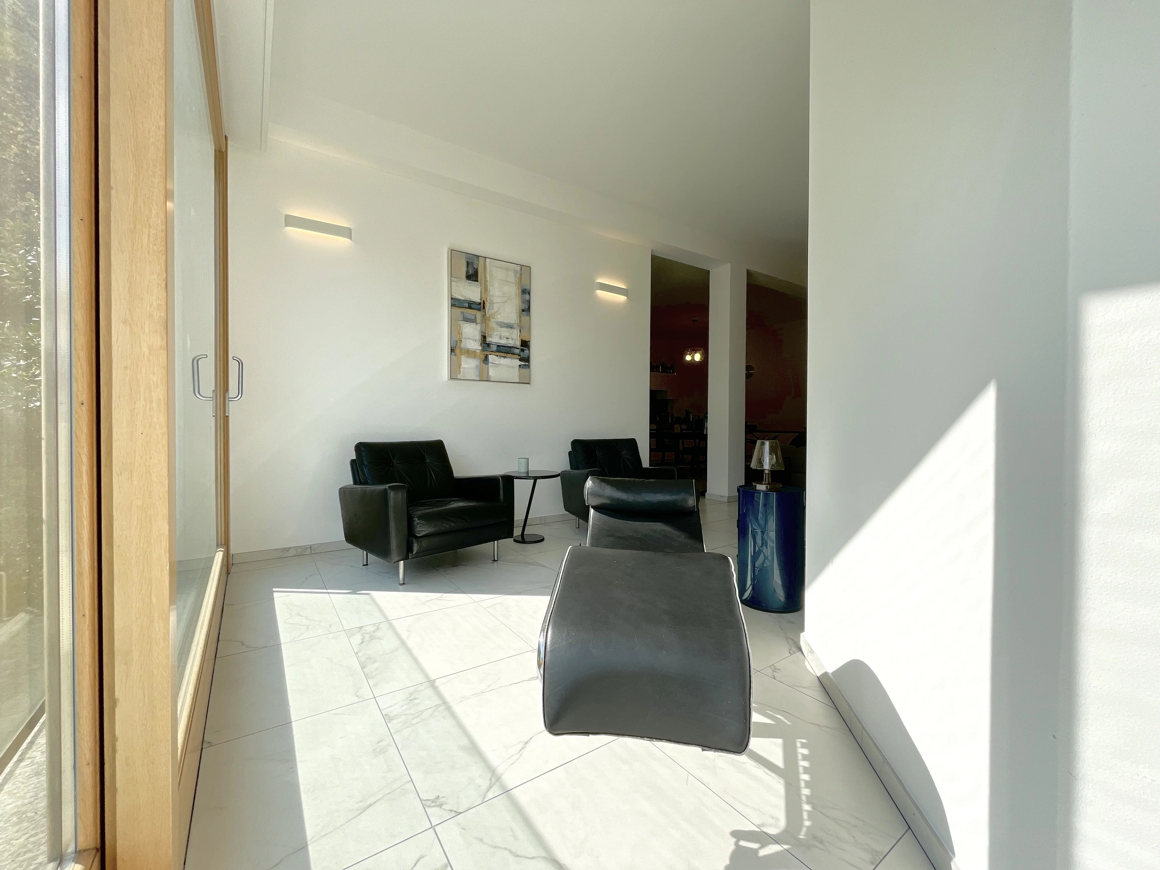 Appartement avec Plafonds Hauts, Baies Vitrées Panoramiques et Jardin Privé au Cœur de Cernobbio - picture 32 title=