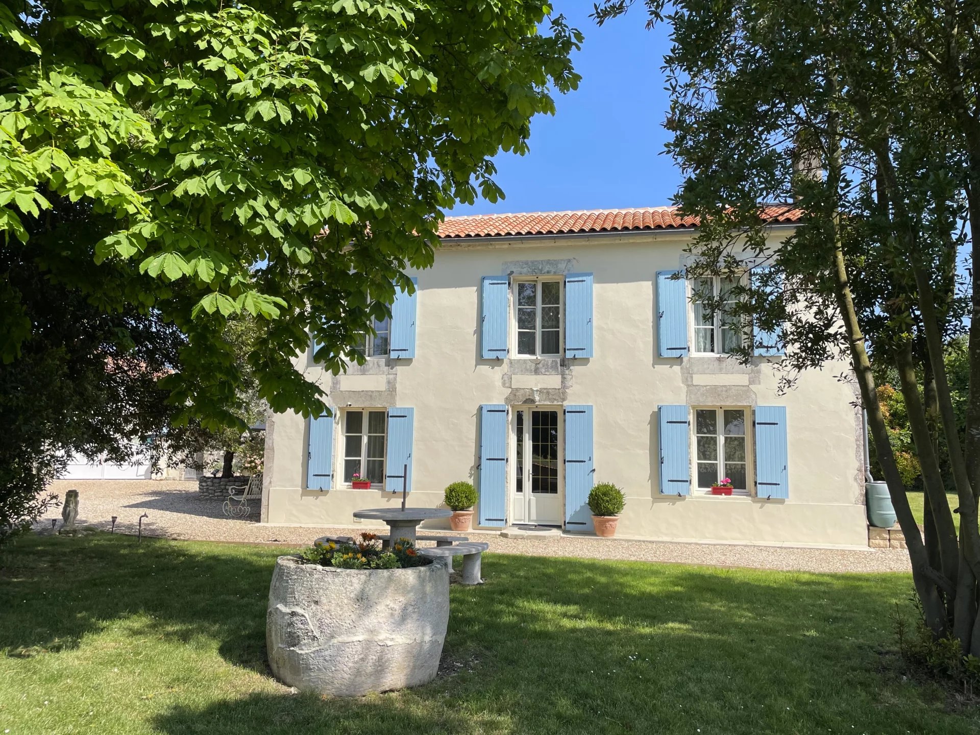 Maison de caractère avec vue, piscine et maison d’amis