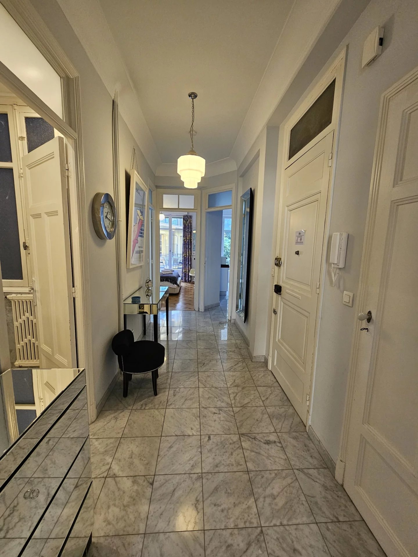 Spacious 2 room apartment in popular Carré d'Or