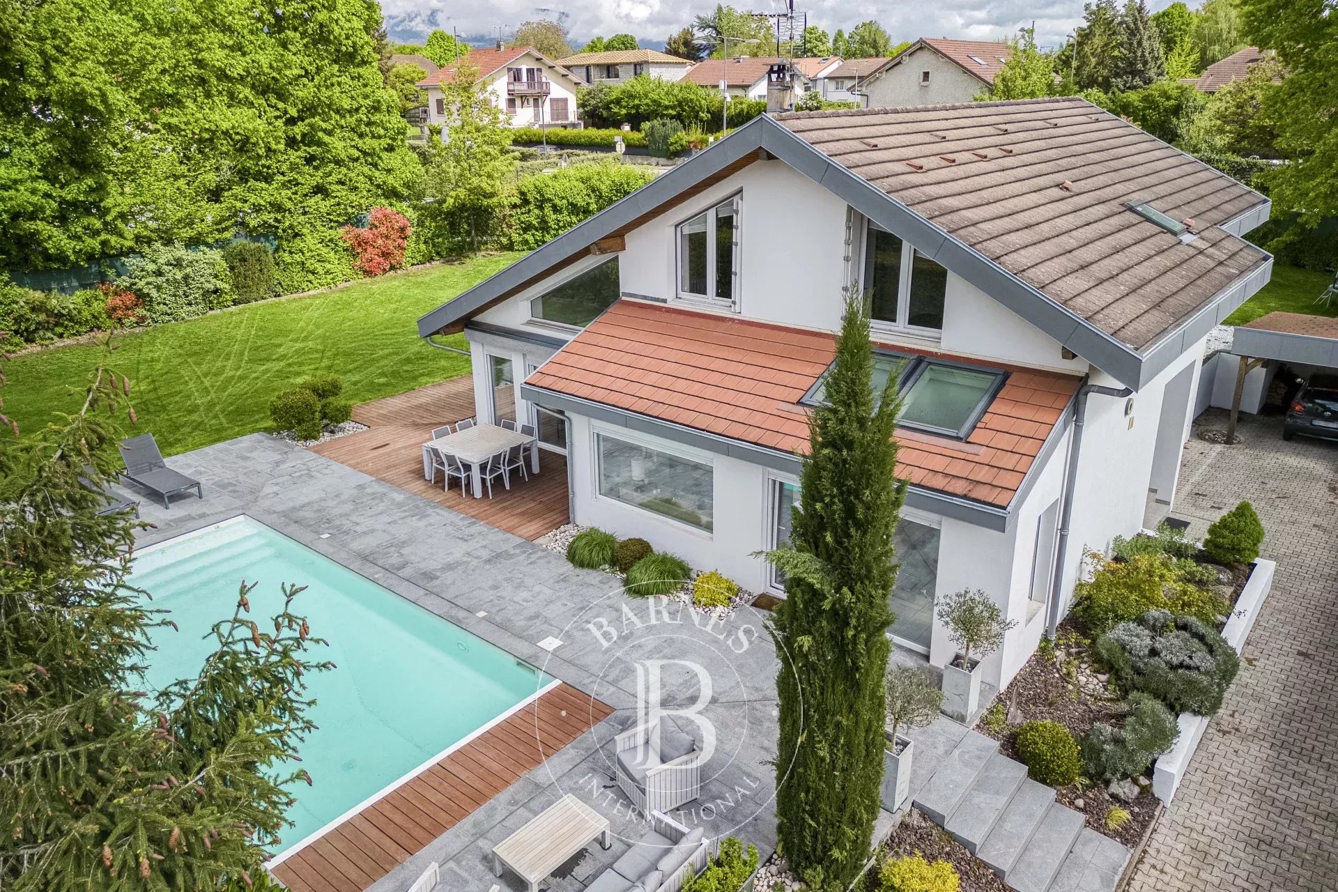 BARNES Pays de Gex - PRÉVESSIN-MOËNS - PRETTY RESIDENTIAL AREA - RENOVATED VILLA WITH SWIMMING POOL AND OUTBUILDING