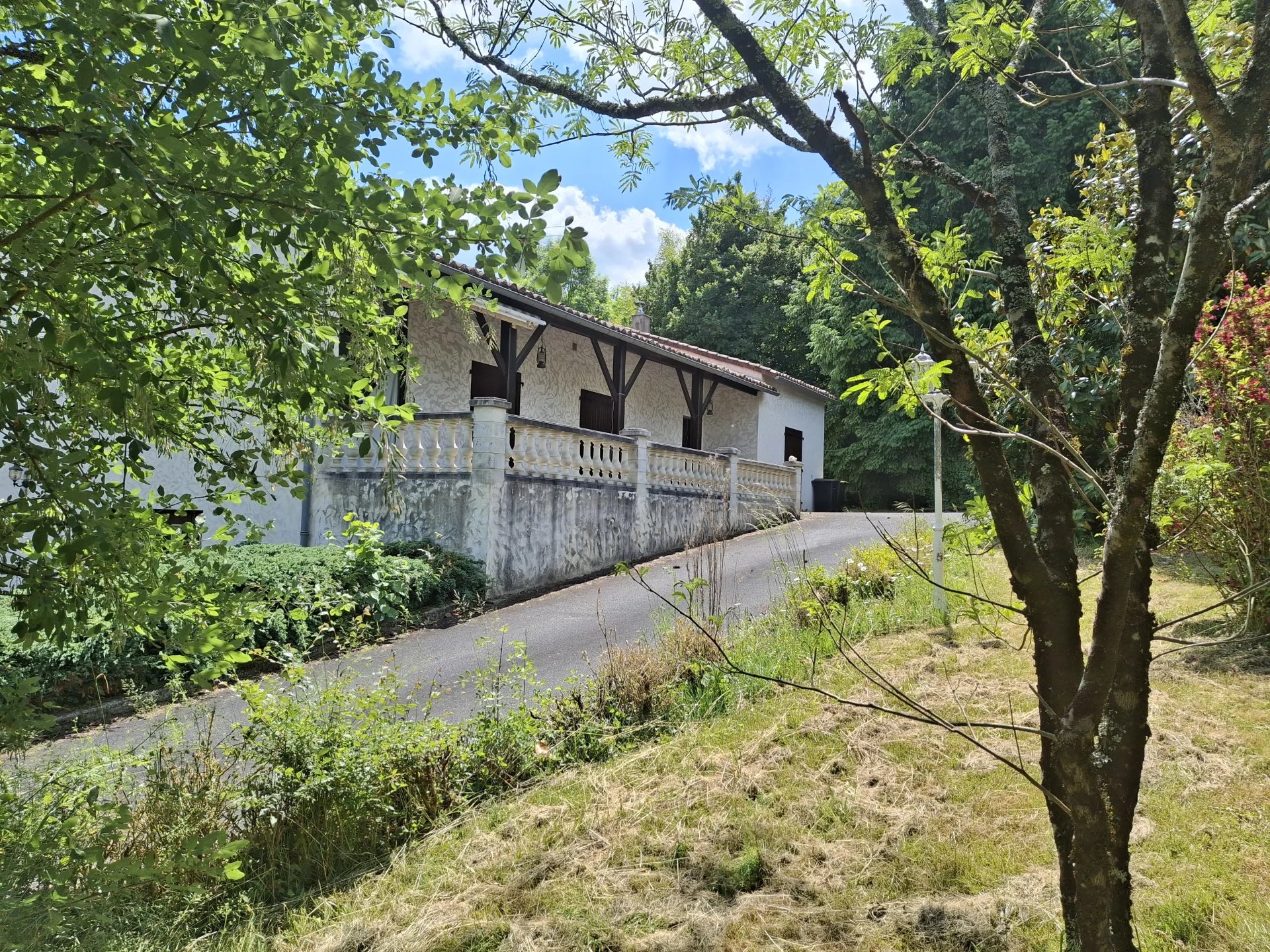 Charmante maison de campagne à Alloue avec vastes garages, dépendance et spa